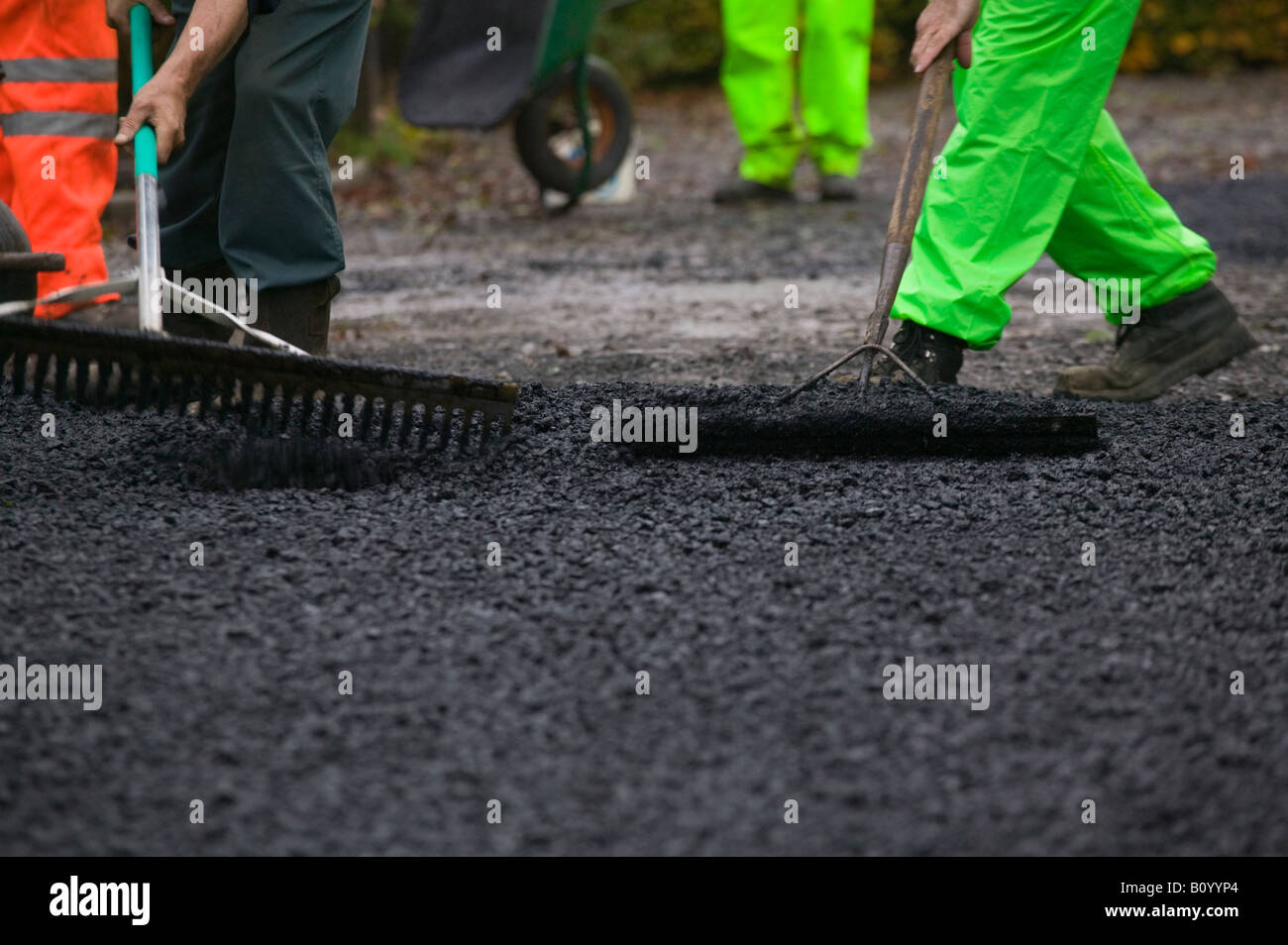 Rastrellando un nuovo passo carraio tarmacadam Foto Stock