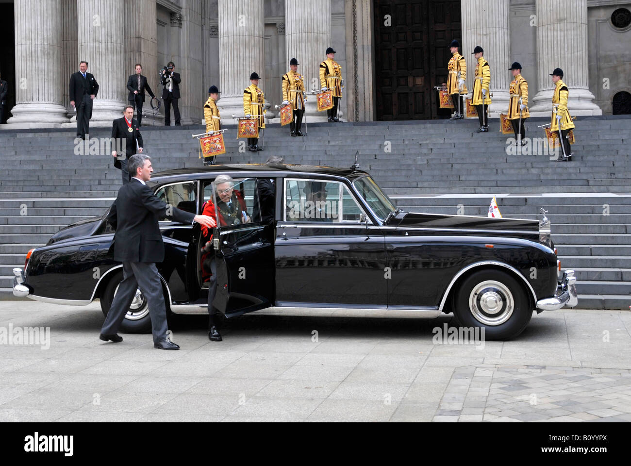 Vita delle guardie trumpeter uniforme di fasi di St Pauls Cathedral attendere per riprodurre le trombe di fanfare arrivo del Sindaco di Londra con una limousine guidata da un autista regno unito Foto Stock