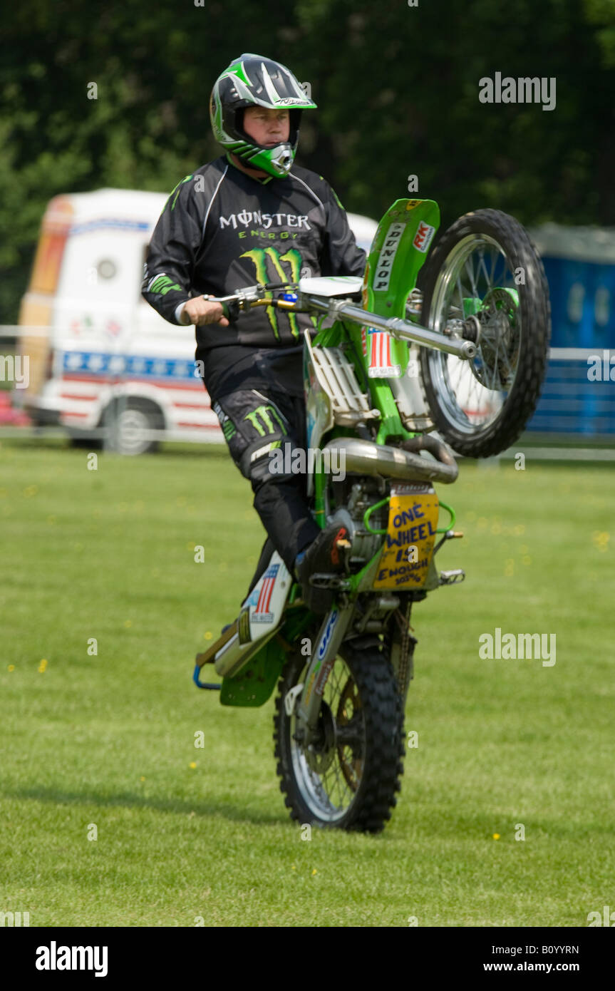 Stunt motociclista tirando un wheelie Foto Stock