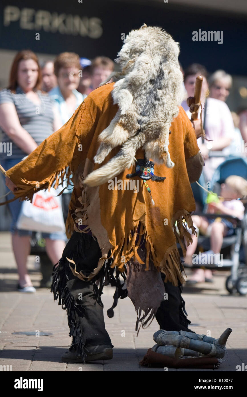 Native American Indian street performer di Great Yarmouth Market Place Foto Stock
