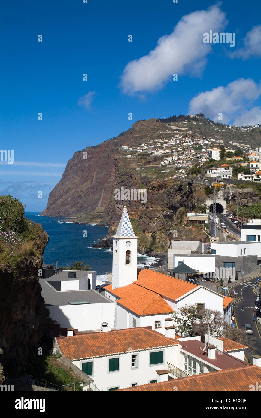 dh CAMARA DE LOBOS MADEIRA Village e Cabo Girao secondo seacliff più alto in Europa chiesa costiera costa cappella Foto Stock