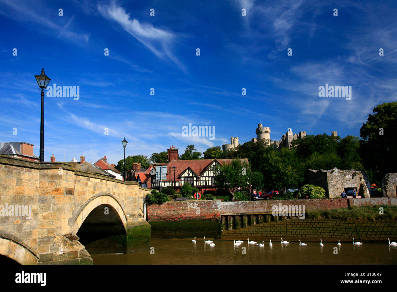Blu cielo estate alba fiume ponte di Arun Arundel West Sussex England Regno Unito Regno Unito Foto Stock