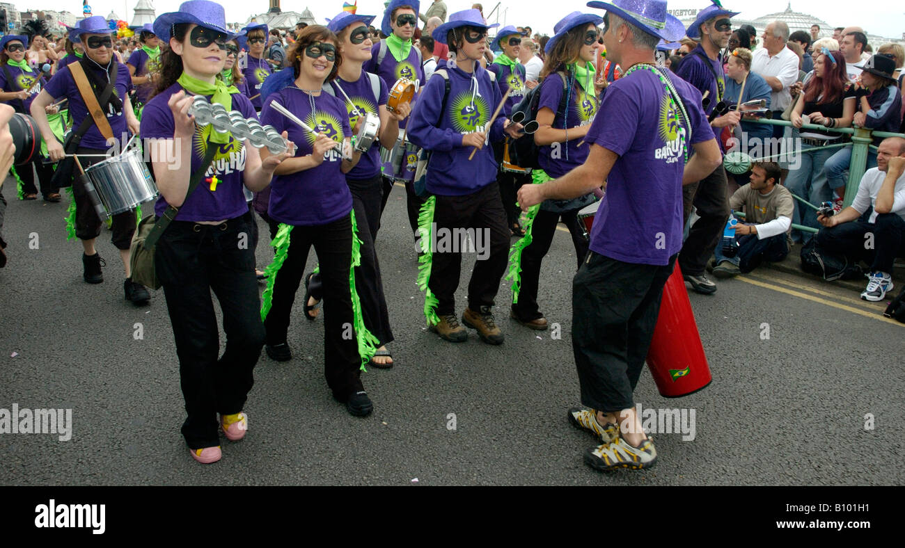 La parata passa da durante la Brighton orgoglio l annuale enorme Gay Pride Festival in Brighton sulla costa sud dell'Inghilterra. Foto Stock