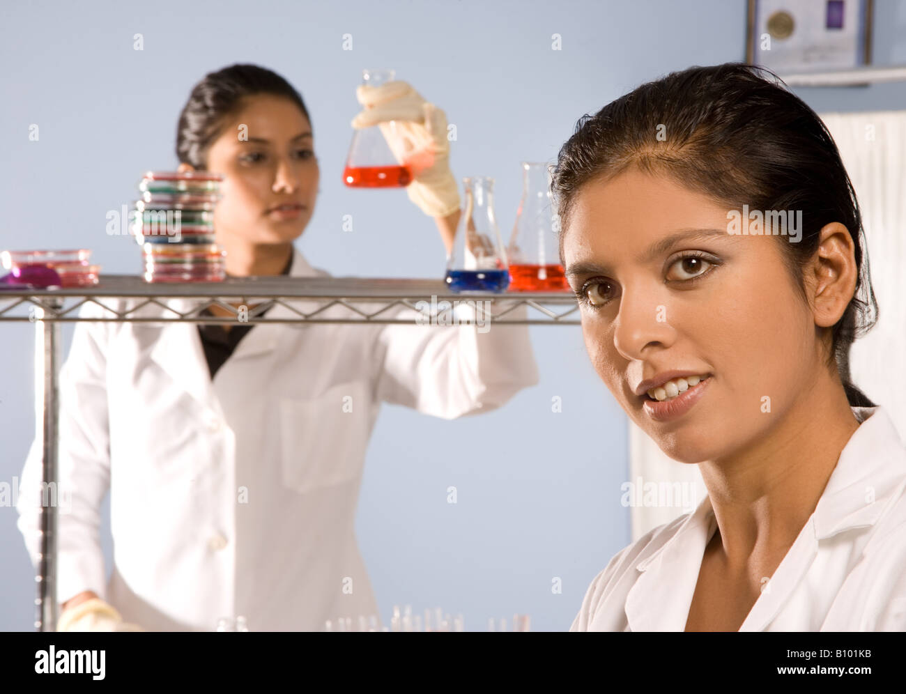 I ricercatori di sesso femminile in un laboratorio, cercando di scoprire nuove energie alternative. Foto Stock
