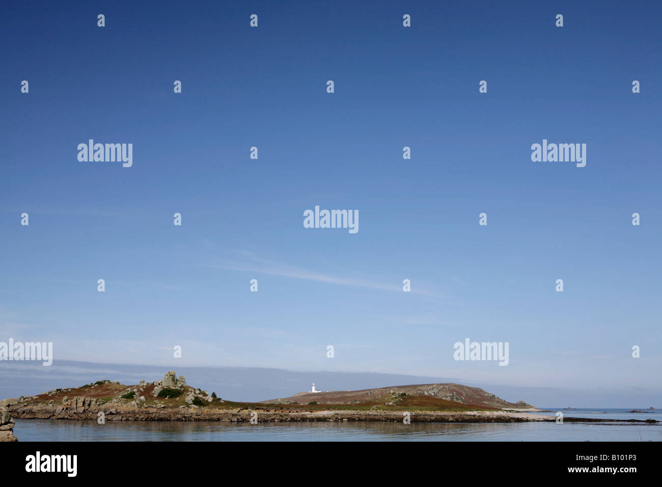 Vista su Saint Helens guardando verso Round Island Lighthouse, isole Scilly UK. Foto Stock