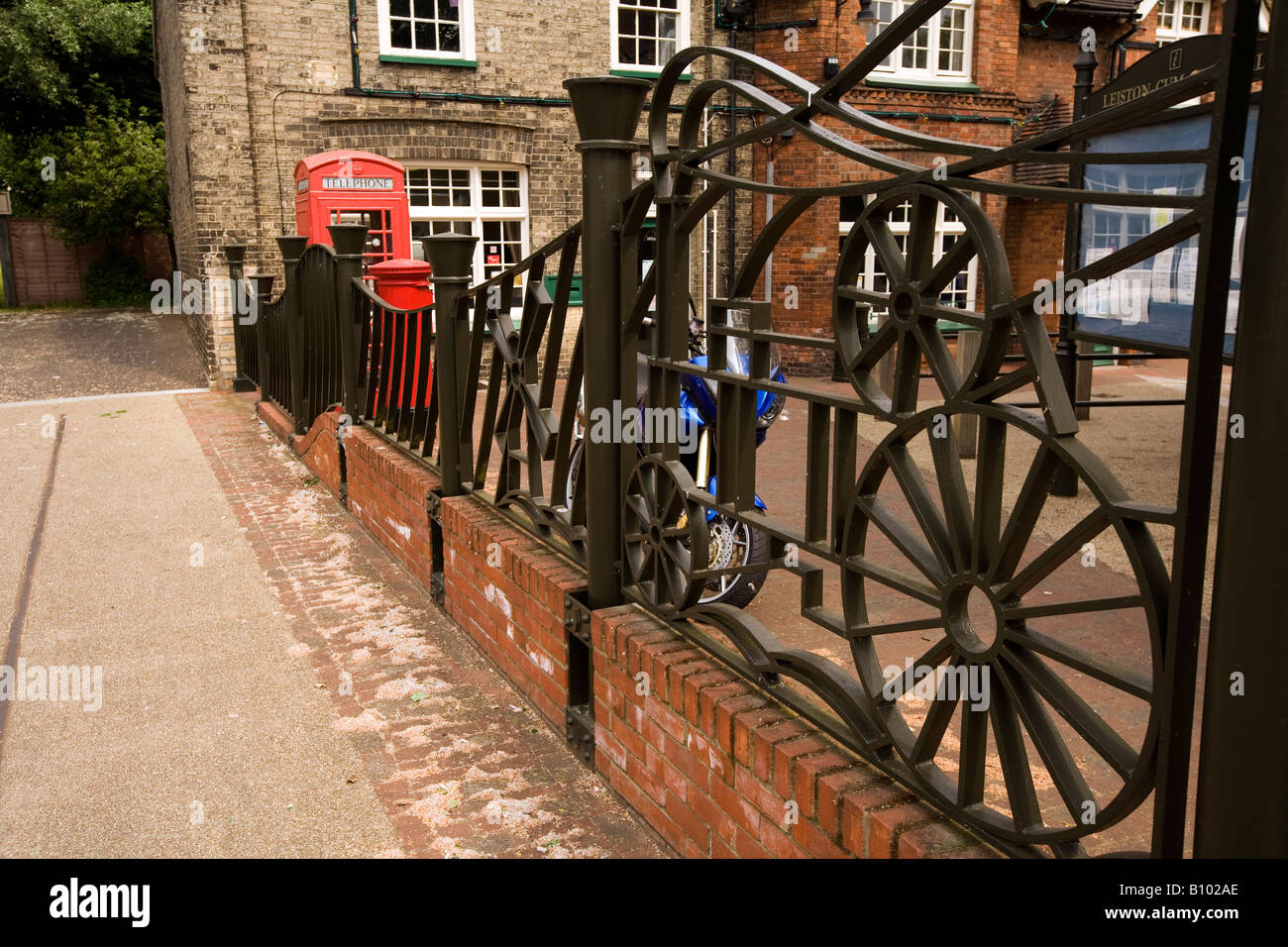 Regno Unito Inghilterra Suffolk a Leiston village post office patrimonio industriale recinzione metallica Foto Stock