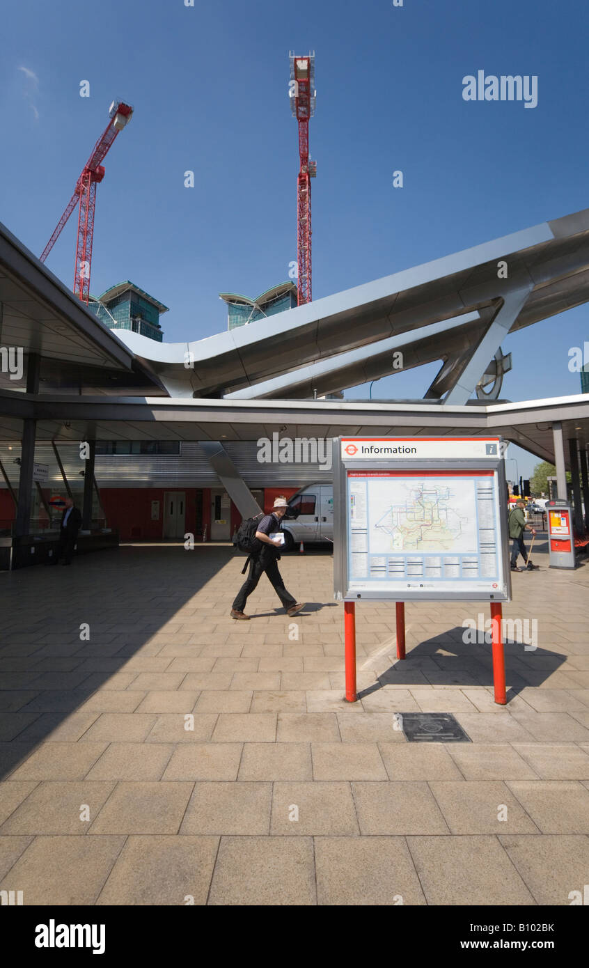 L uomo si prepara per la giornata fuori in London Vauxhall Cross stazione bus London REGNO UNITO Foto Stock