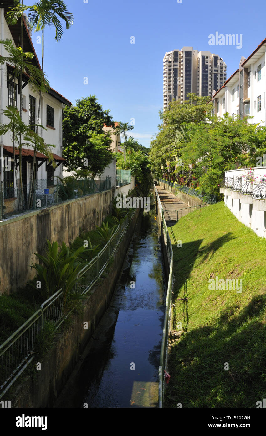 Apertura di scarico acqua nel sobborgo di Singapore Foto Stock