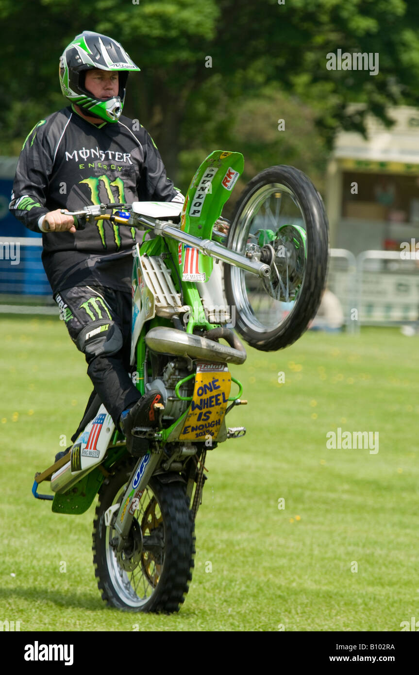 Stunt motociclista tirando un wheelie Foto Stock