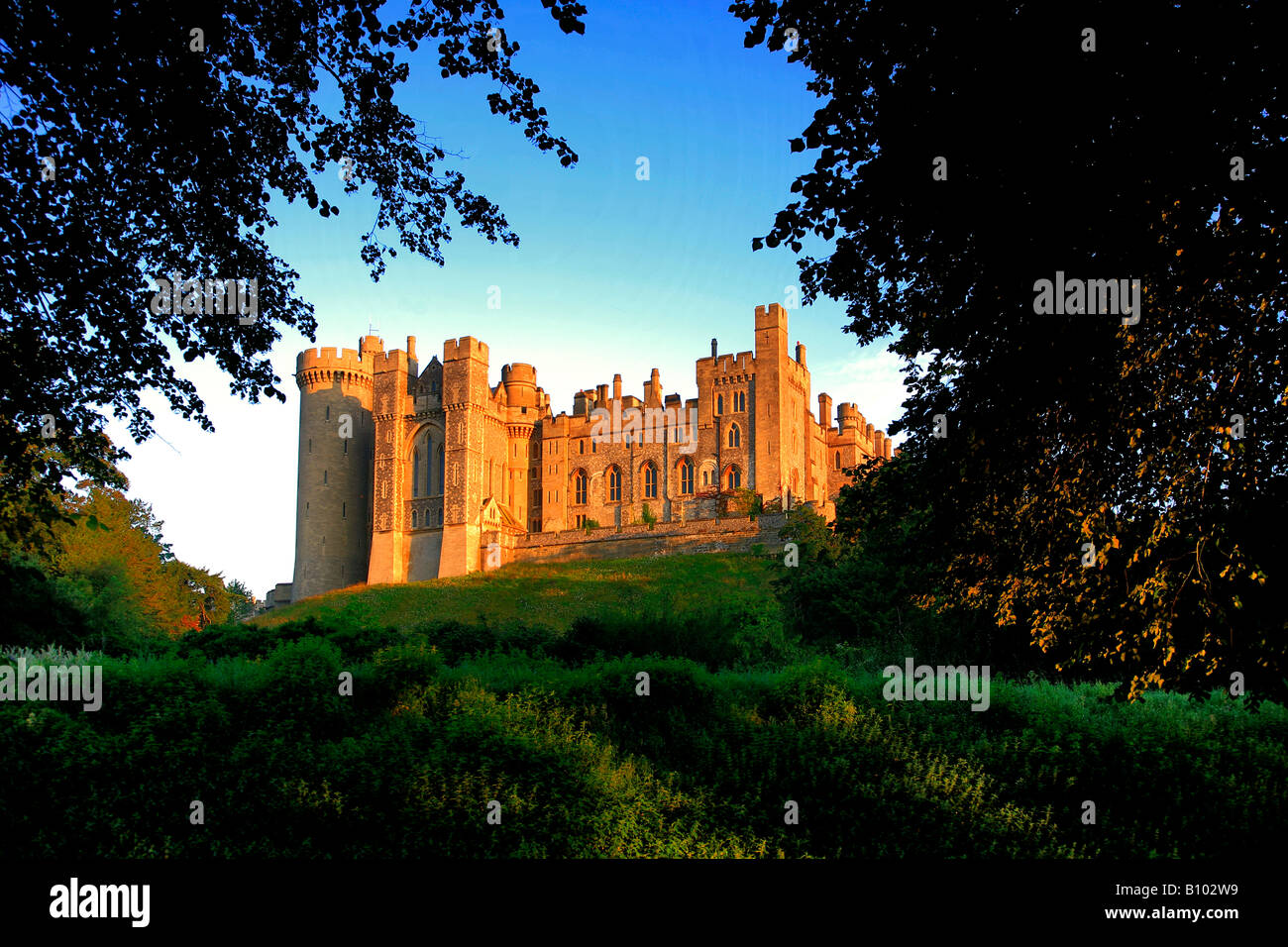 Blue Sky Summer dawn Arundel Castle fiume Arun West Sussex England Regno Unito Regno Unito Foto Stock