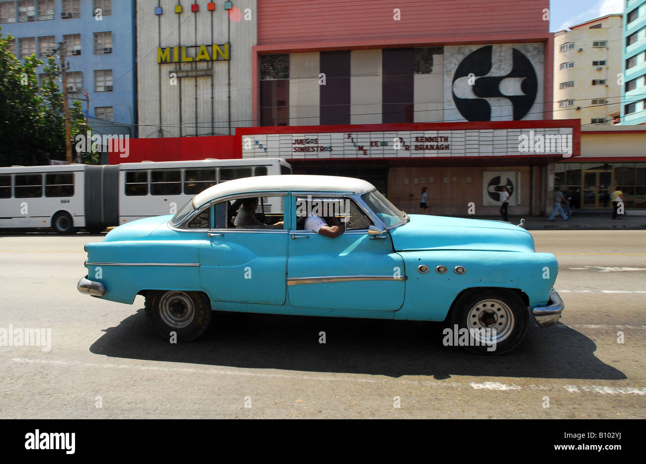 Classic American car drives passato un cinema a l'Avana, dove 50 anno le auto vecchie sono ancora in uso quotidiano Foto Stock