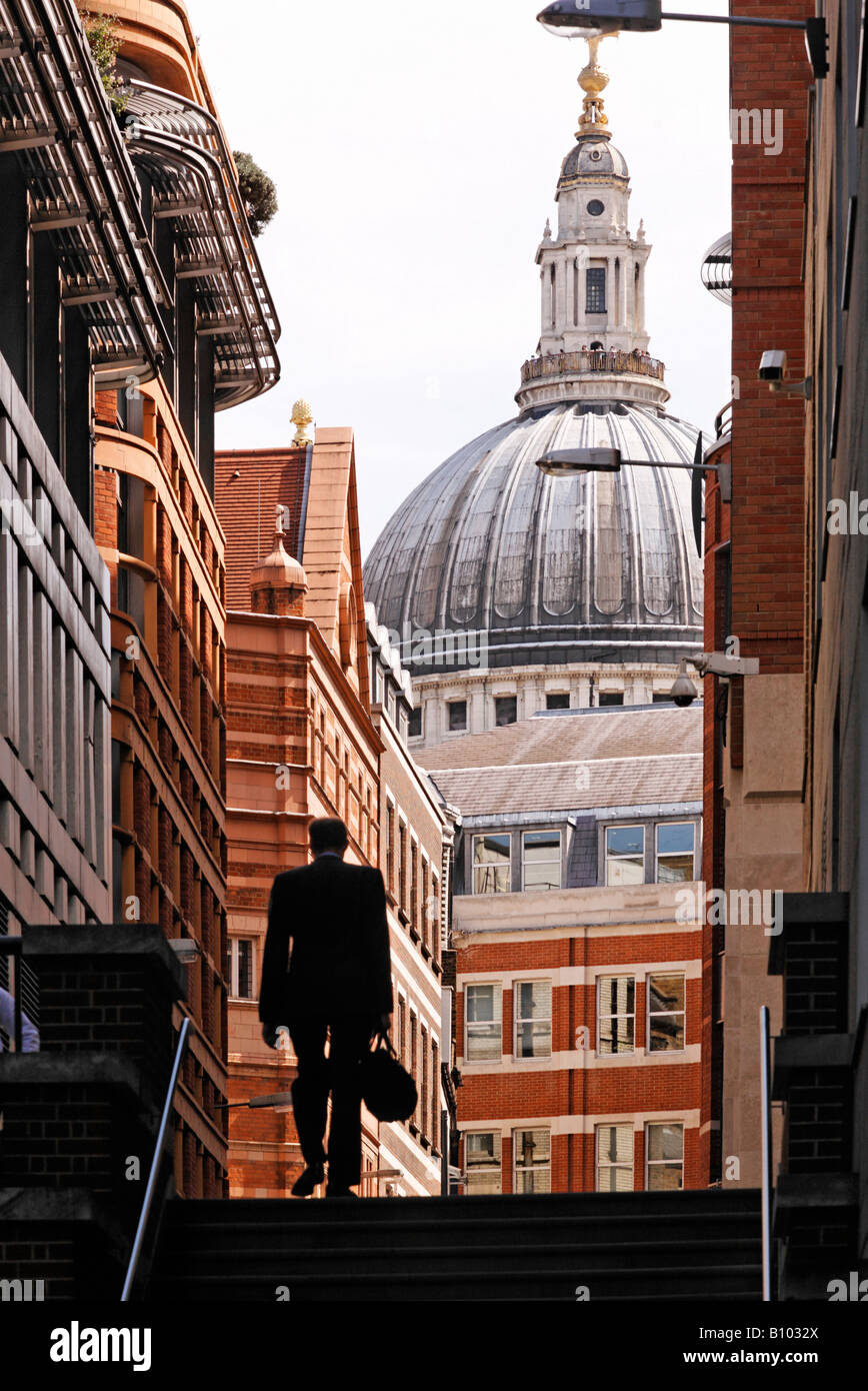 St Pauls Cathedral con un lavoratore cittadino in silhouette Foto Stock