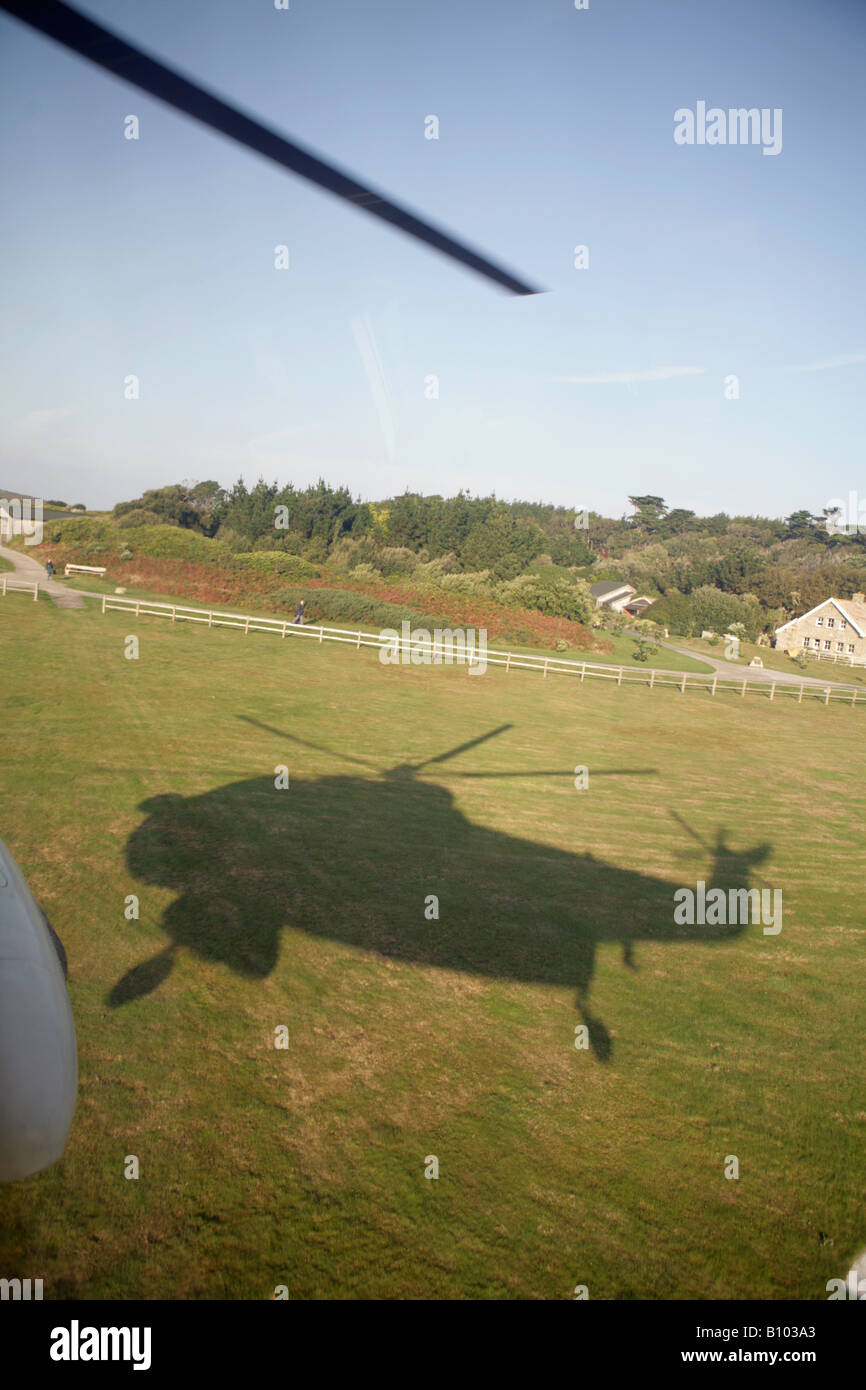 Elicottero decollare da Tresco, isole Scilly UK. Foto Stock