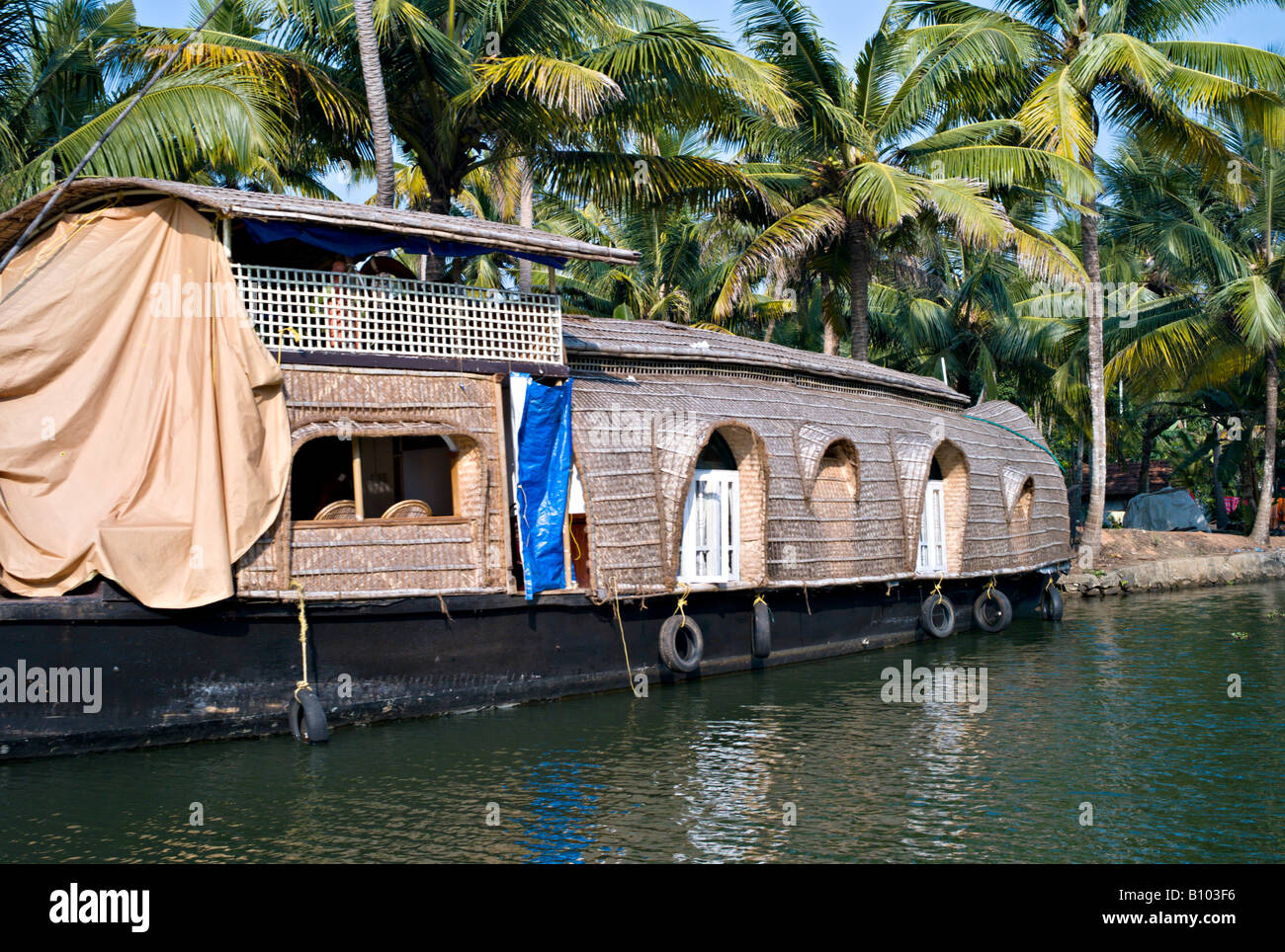 INDIA Kerala rinnovato barca di riso sui canali nelle lagune del Kerala vicino Alleppey Foto Stock