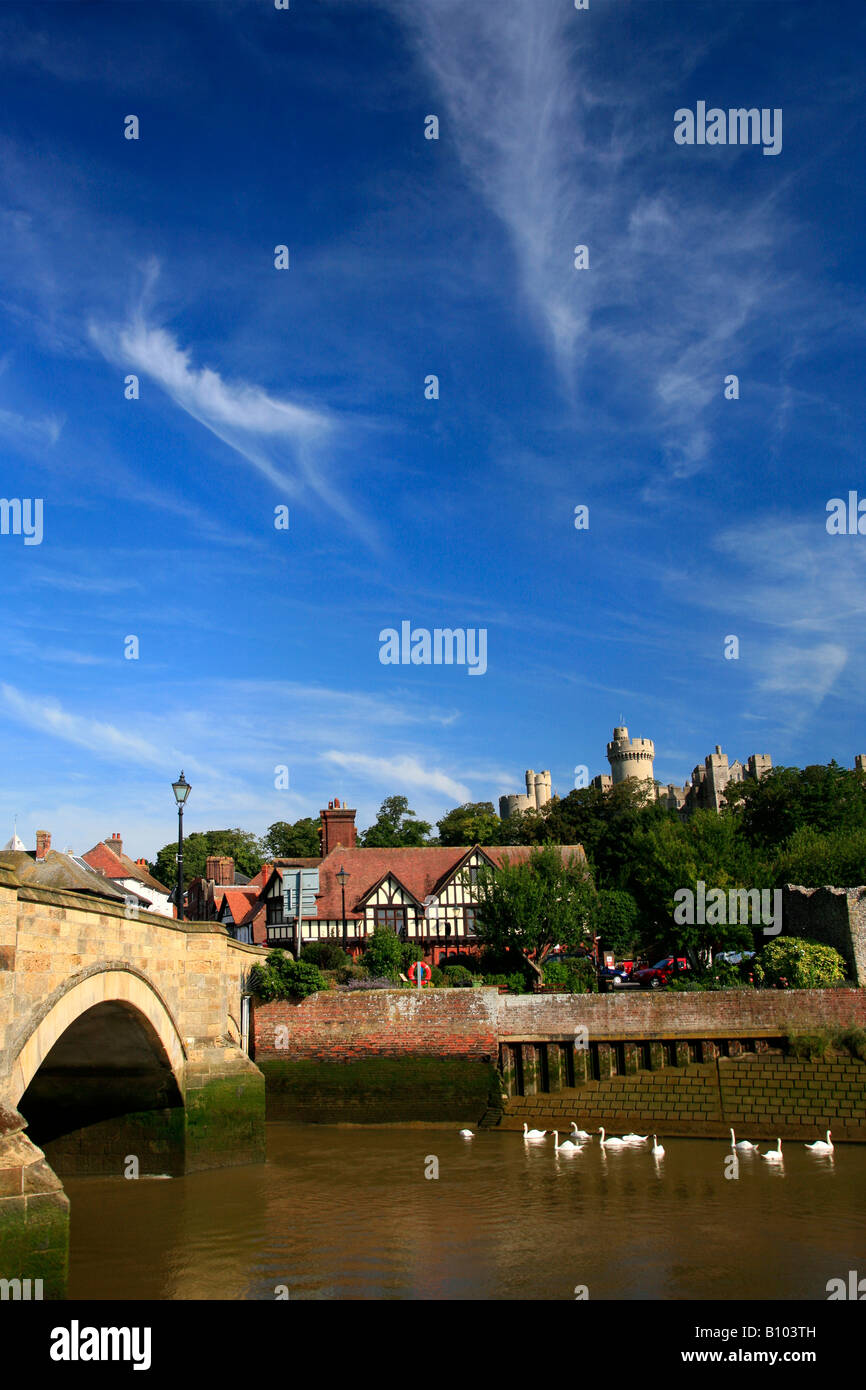 Blu cielo estate alba fiume Arun bridge e il Castello di Arundel West Sussex England Regno Unito Regno Unito Foto Stock