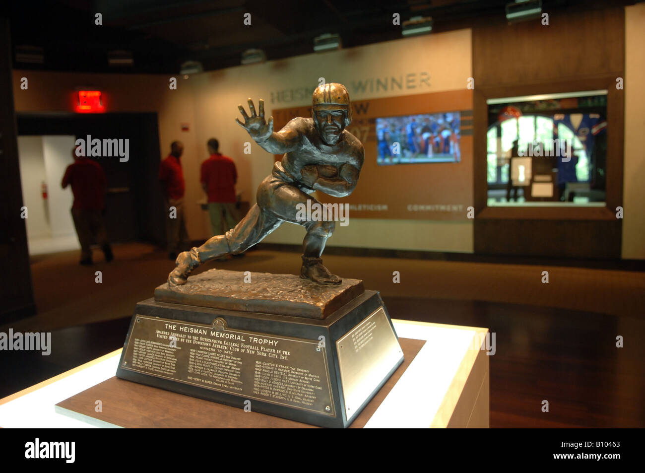 Heisman Trophy sul display presso il recentemente aperto Museo dello Sport d'America in New York Foto Stock