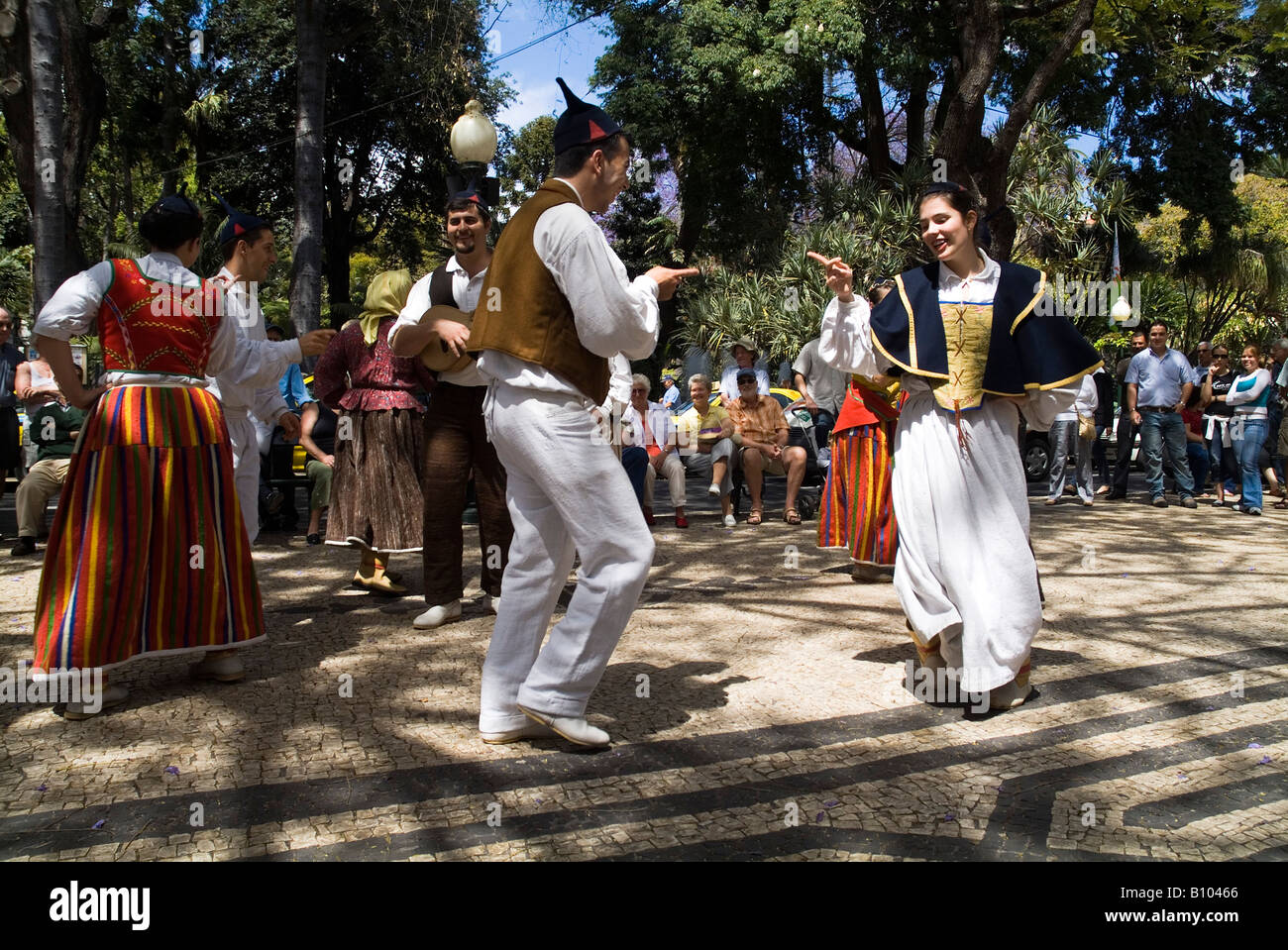 Dh il Festival dei Fiori di Madeira Funchal folla turistica la visione di costumi tradizionali danze folcloristiche Foto Stock