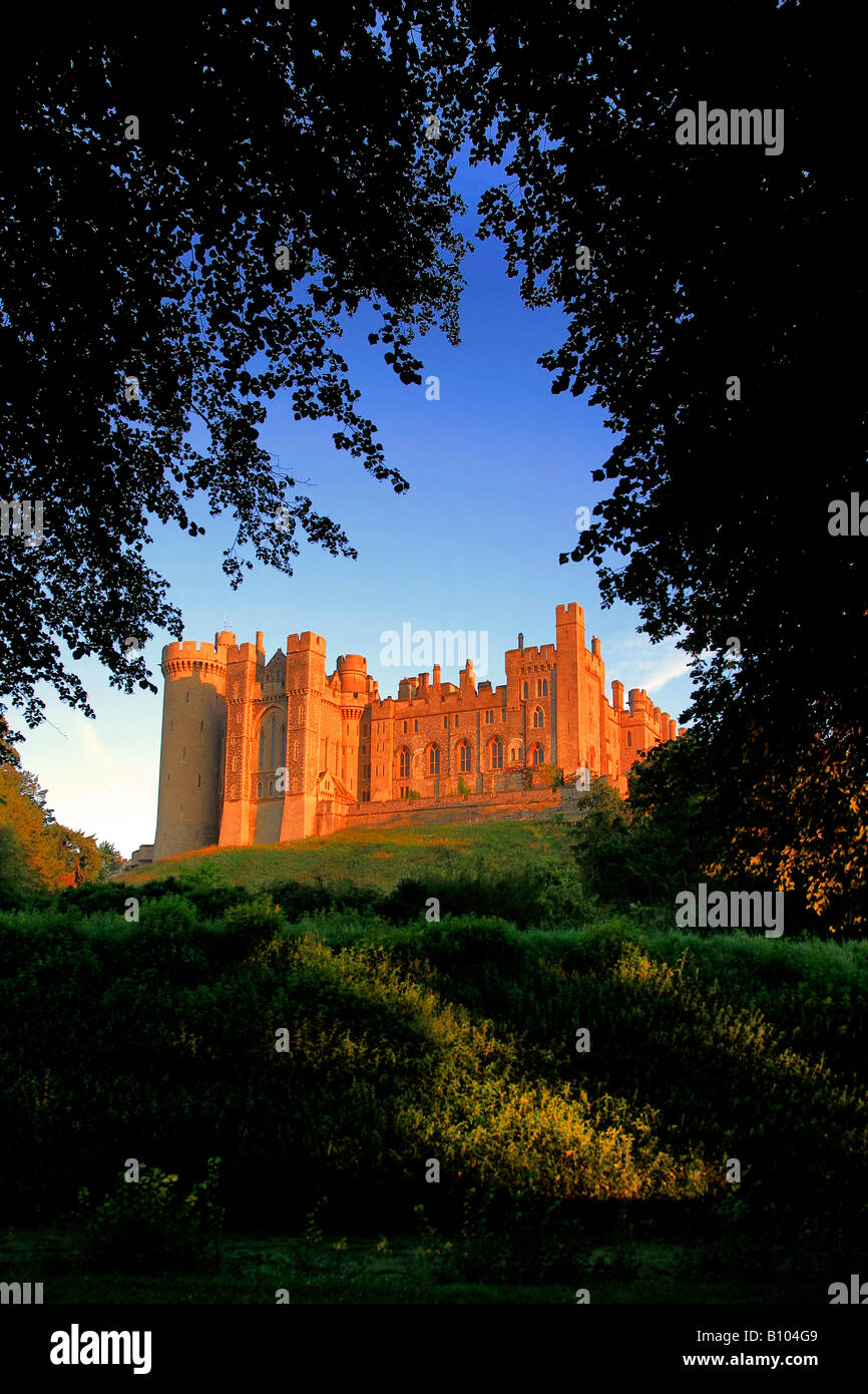 Blue Sky Summer dawn Arundel Castle fiume Arun West Sussex England Regno Unito Regno Unito Foto Stock