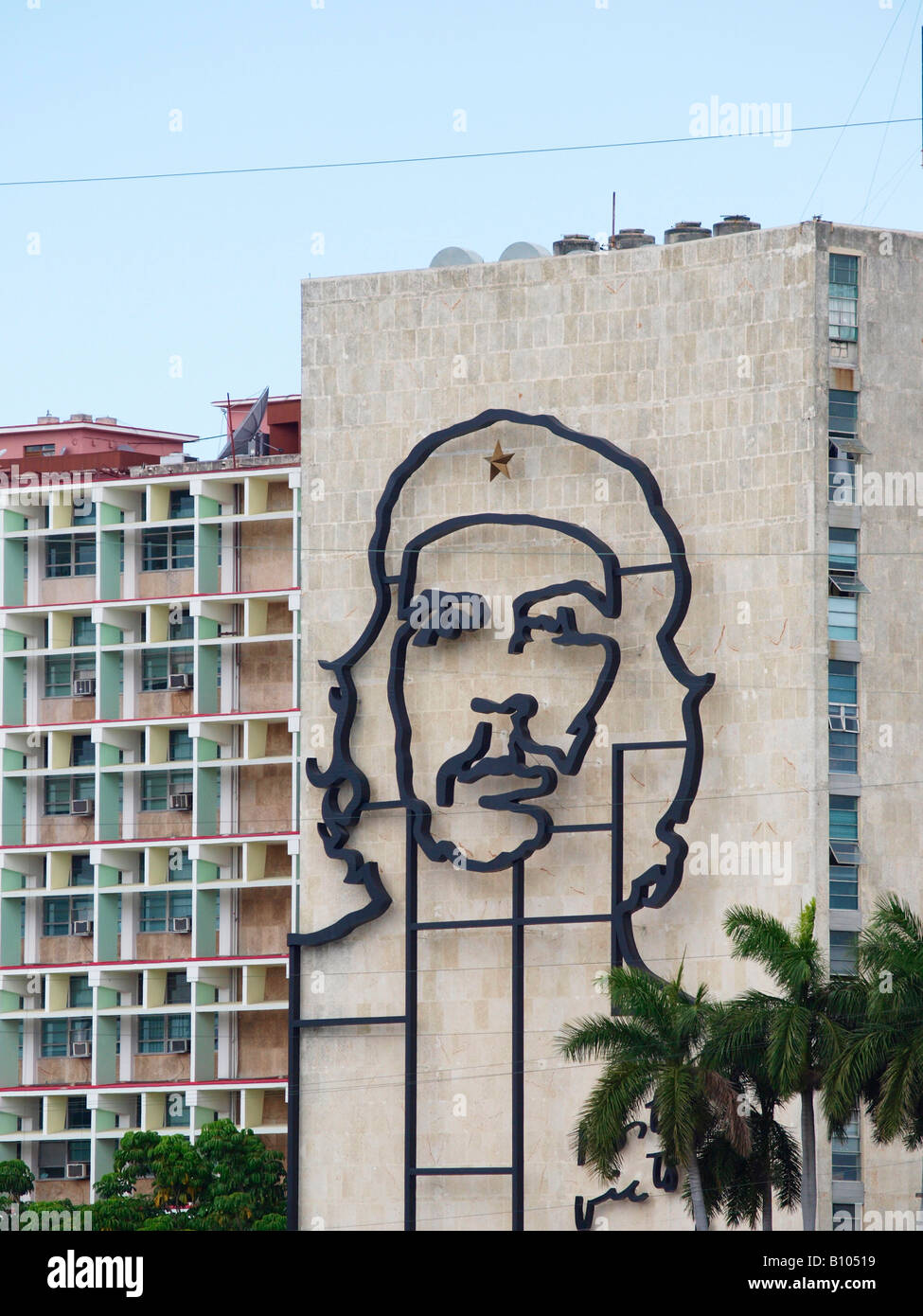 Il murale raffigurante Ernesto Che Guevara sulla facciata del Ministero dell'interno edificio Plaza de la Revolucion Havana Cuba Foto Stock