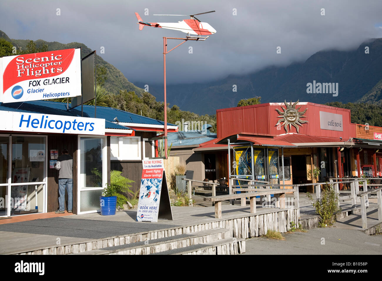 Fox Glacier Township, Cafe neve e ufficio prenotazioni voli in elicottero per voli verso il ghiacciaio, South Island, nuova Zelanda Foto Stock