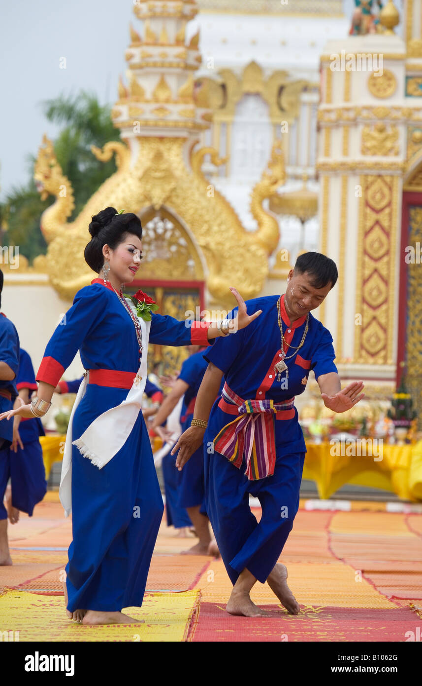 Danzatrici tailandesi al Wat Phra That Phnom - che di Phnom, Nakhon Phnom provincia, Thailandia Foto Stock