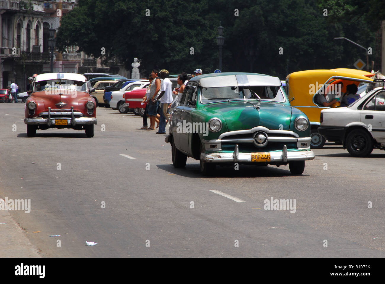 Americano classico di automobili che circolano per le strade di La Habana, dove 50 anno le auto vecchie sono ancora in uso quotidiano Foto Stock