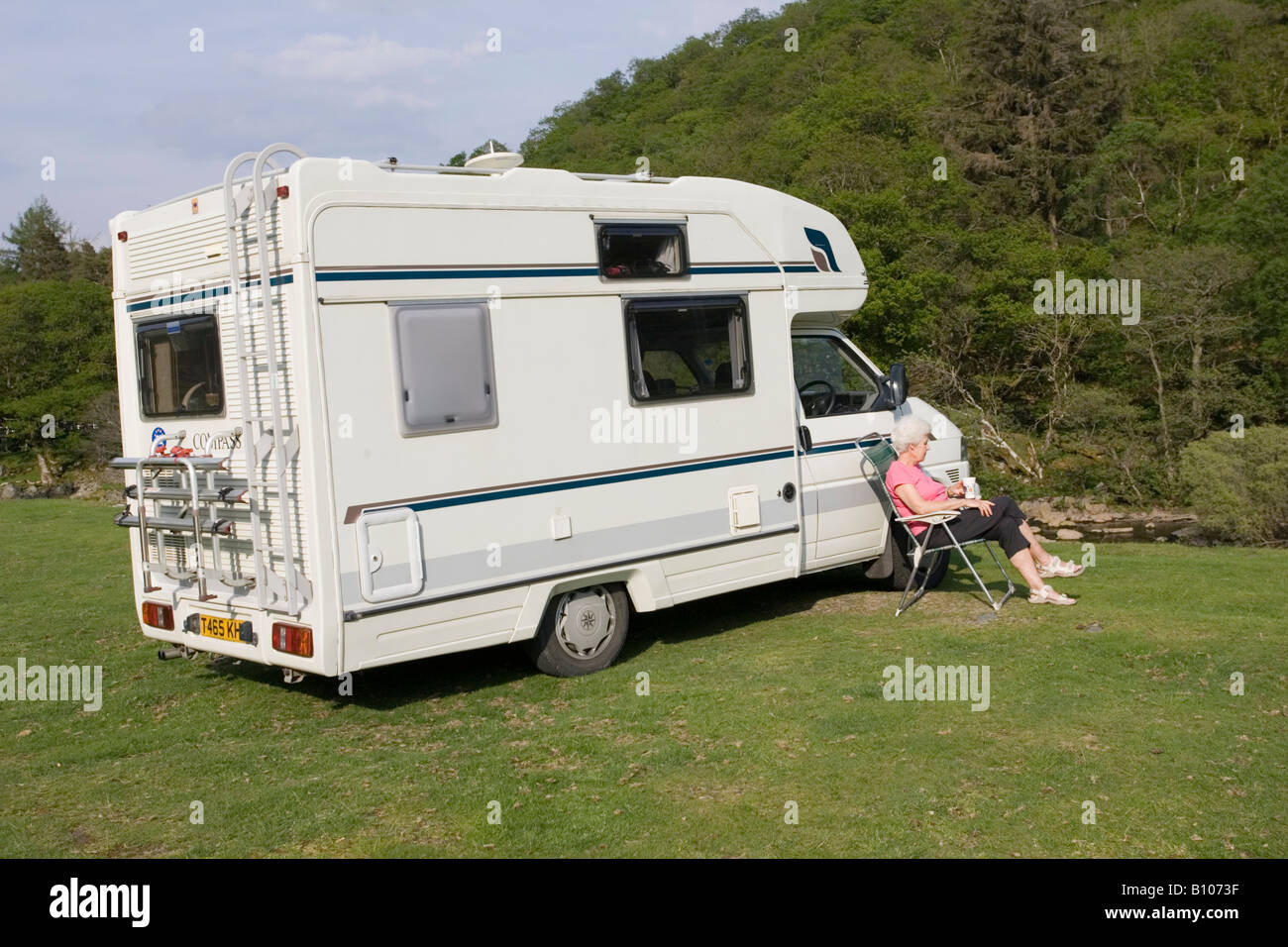 Donna anziana seduta di autocaravan campagna gallese REGNO UNITO Foto Stock