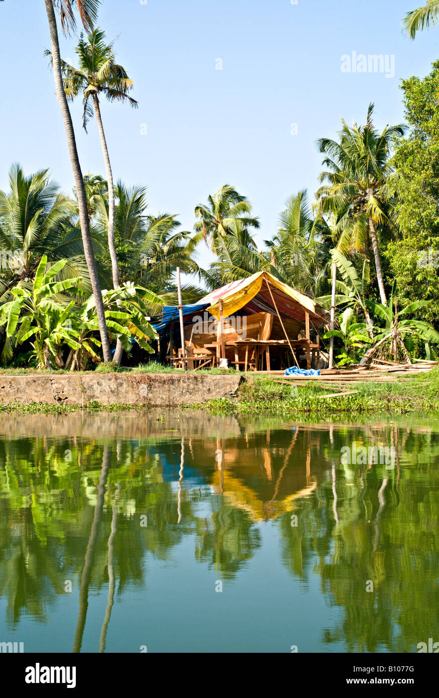 INDIA Kerala cantiere per la costruzione di una grande barca di legno sui canali nelle lagune del Kerala Foto Stock