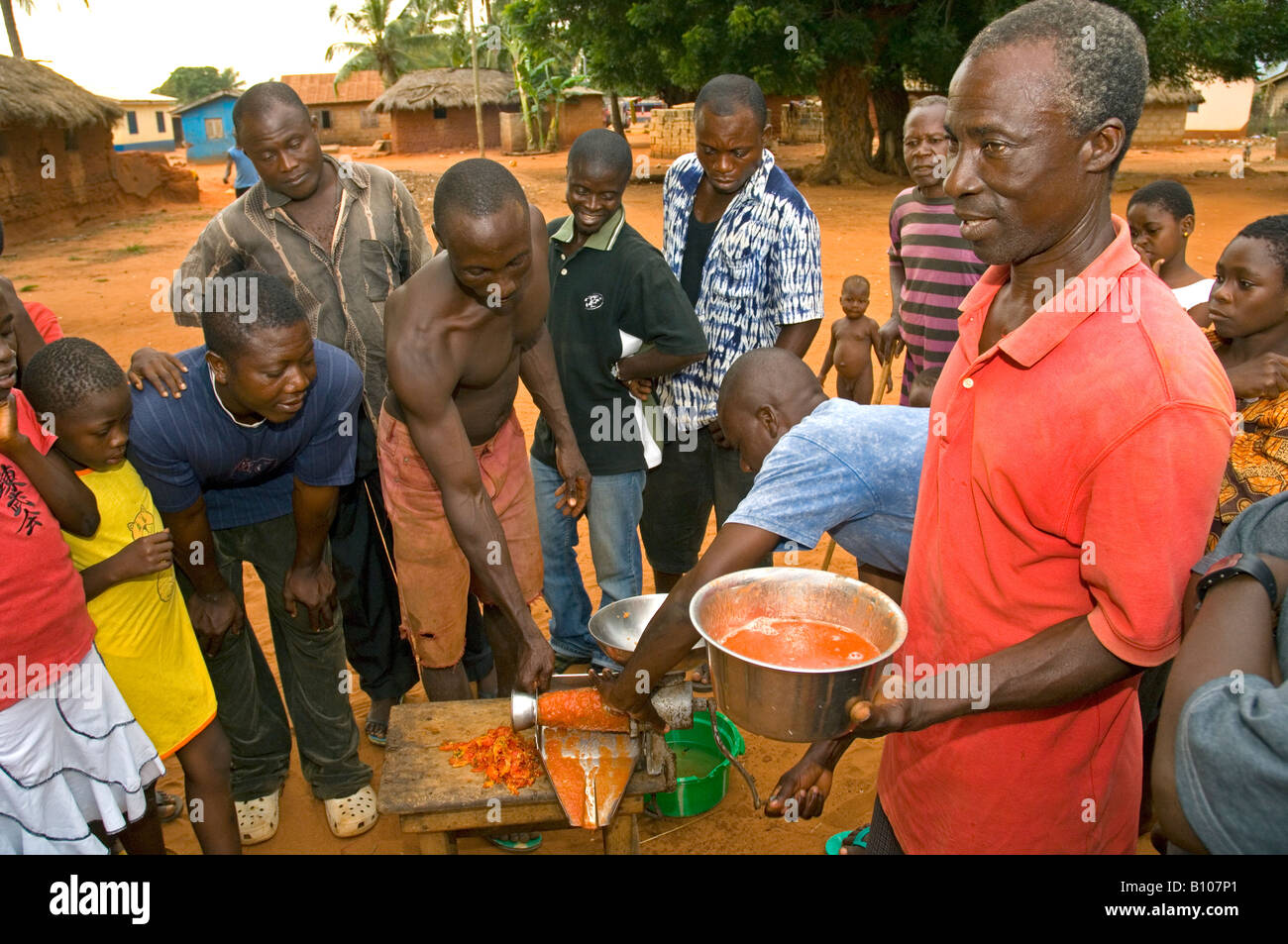 La trasformazione di pomodori localmente gli agricoltori cercano di ridurre le alte post perdite di raccolto, Kuluedor, Ghana Foto Stock