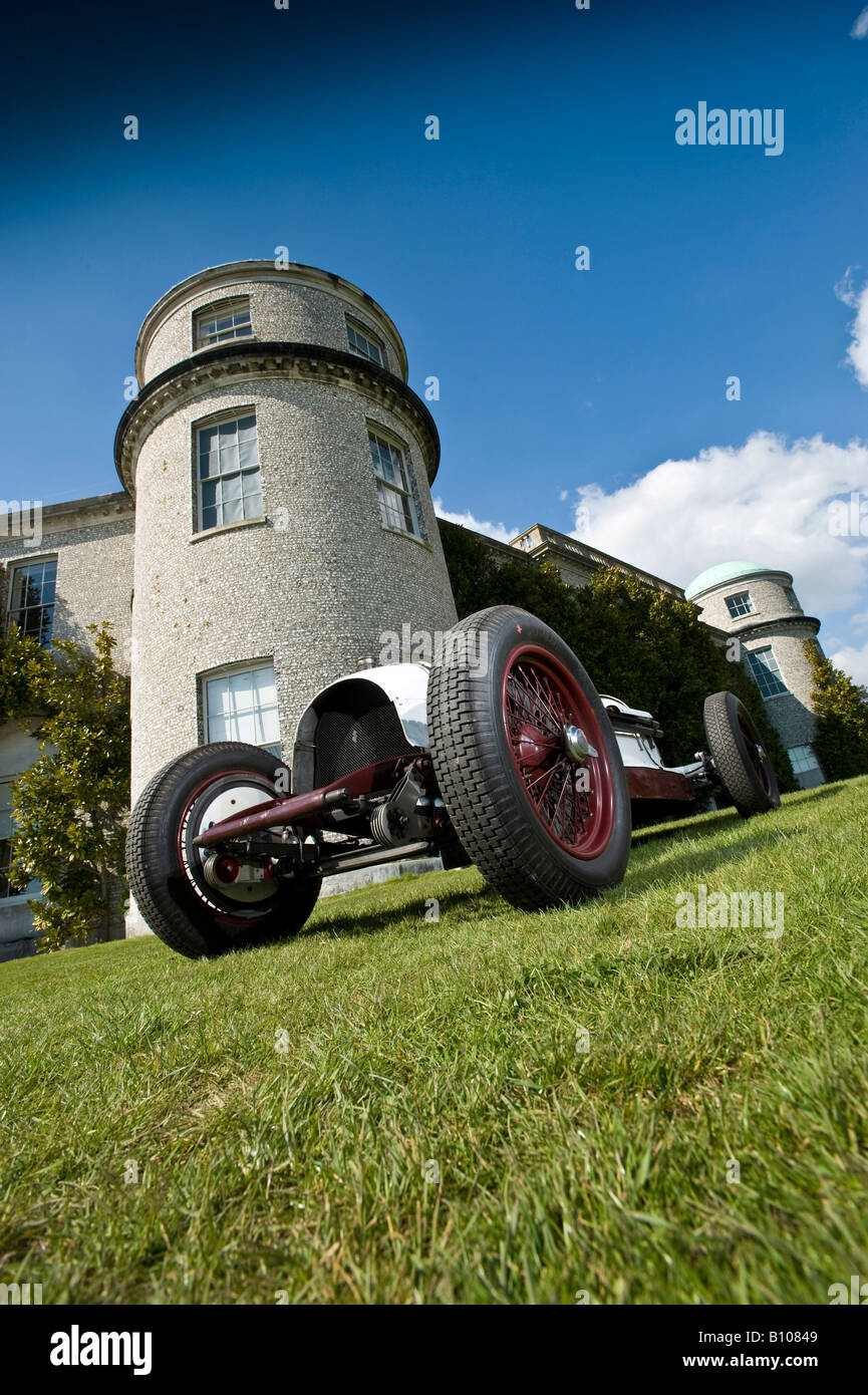 Vintage classica formula uno f1 racing car 1930 in bianco nella parte anteriore della casa di Goodwood per il Festival della velocità Foto Stock