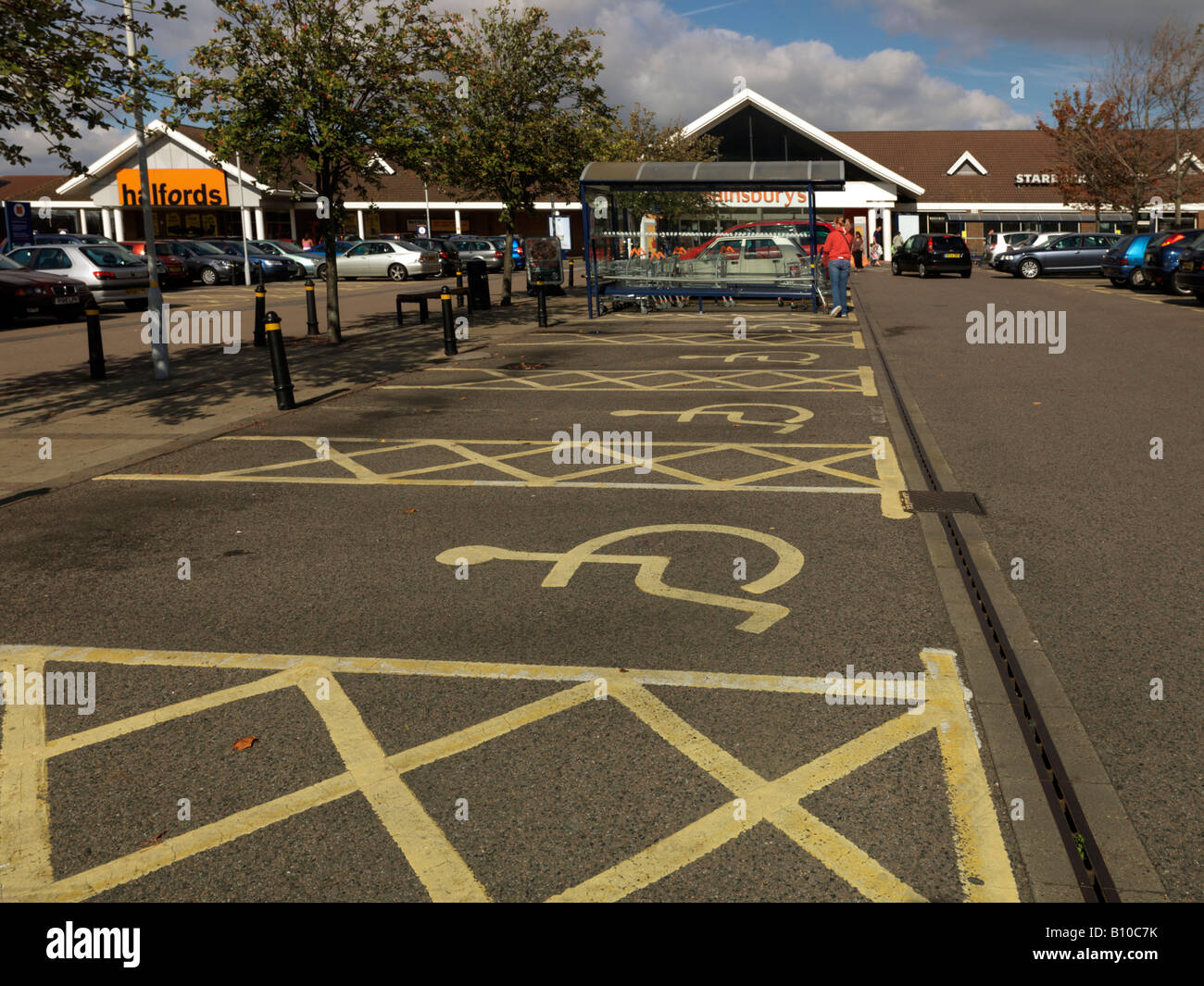 Parcheggio Disabili baie atKiln Lane Shopping Center Epsom Surrey Foto Stock