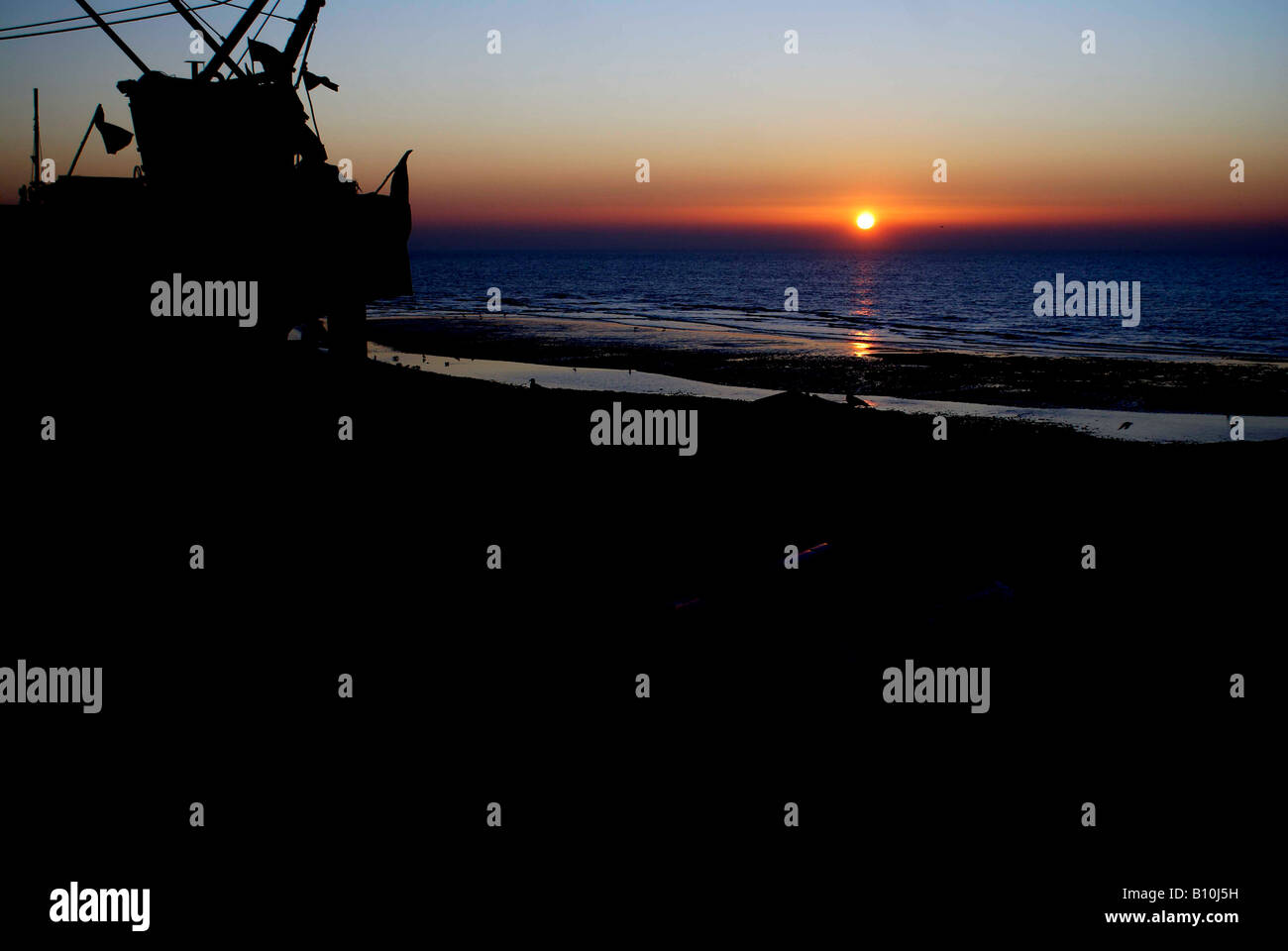 Sunrise a Hastings e barche da pesca Foto Stock