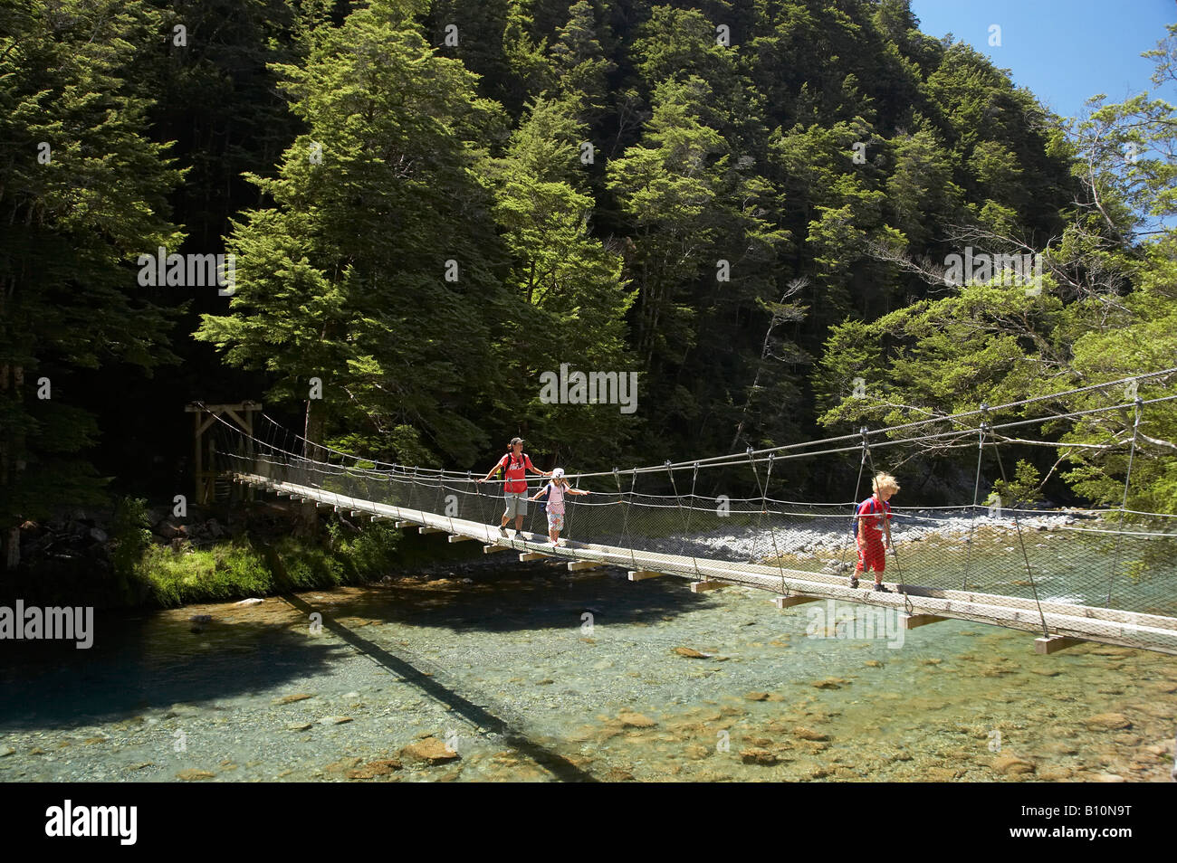 Swing ponte attraverso il Fiume Caples Caples e Greenstone valli vicino al lago di Wakatipu Isola del Sud della Nuova Zelanda Foto Stock