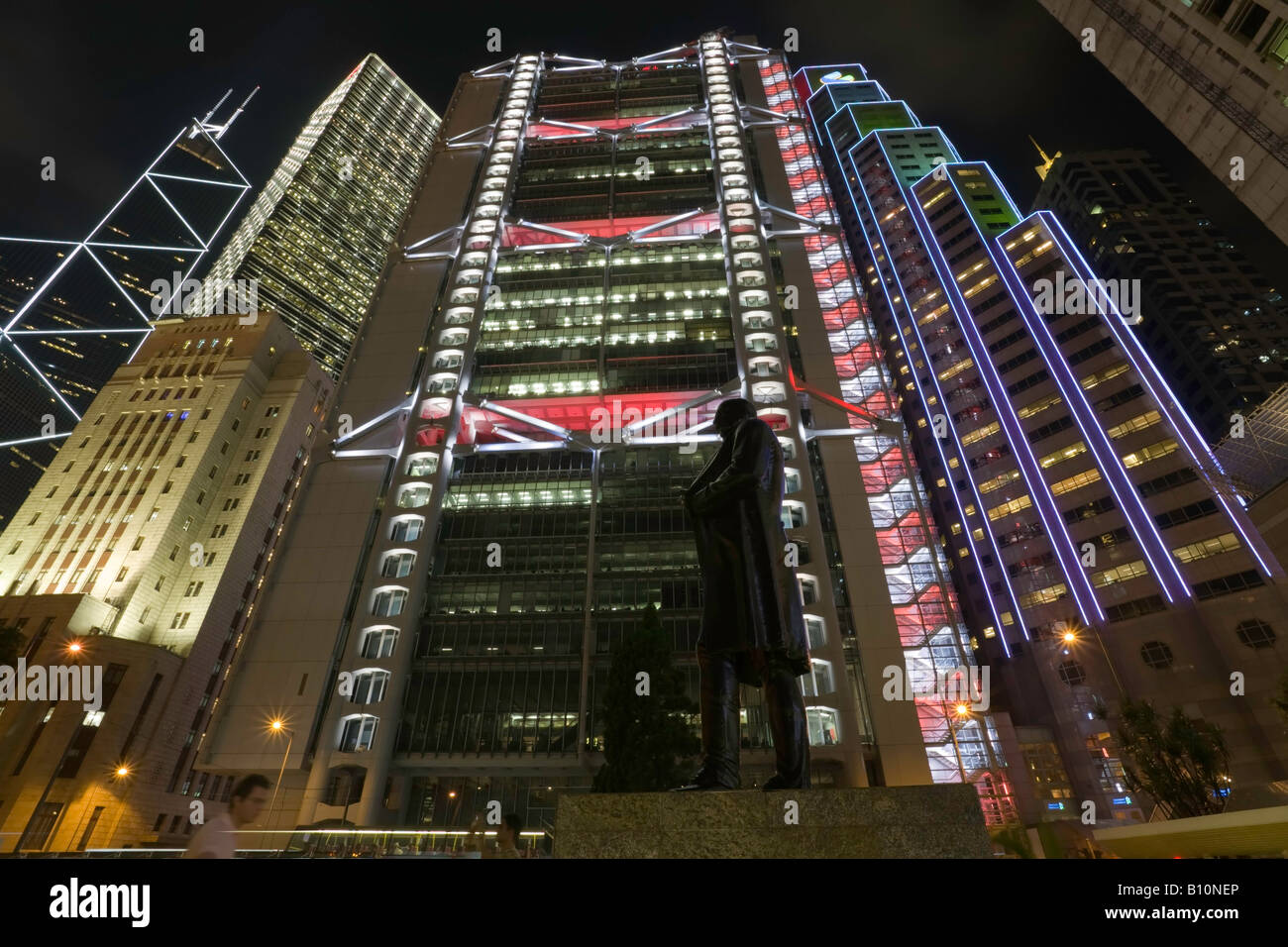 Statua di HSBC manager Sir Thomas Jackson, davanti alla HSBC Building, di notte a Hong Kong, Cina Foto Stock