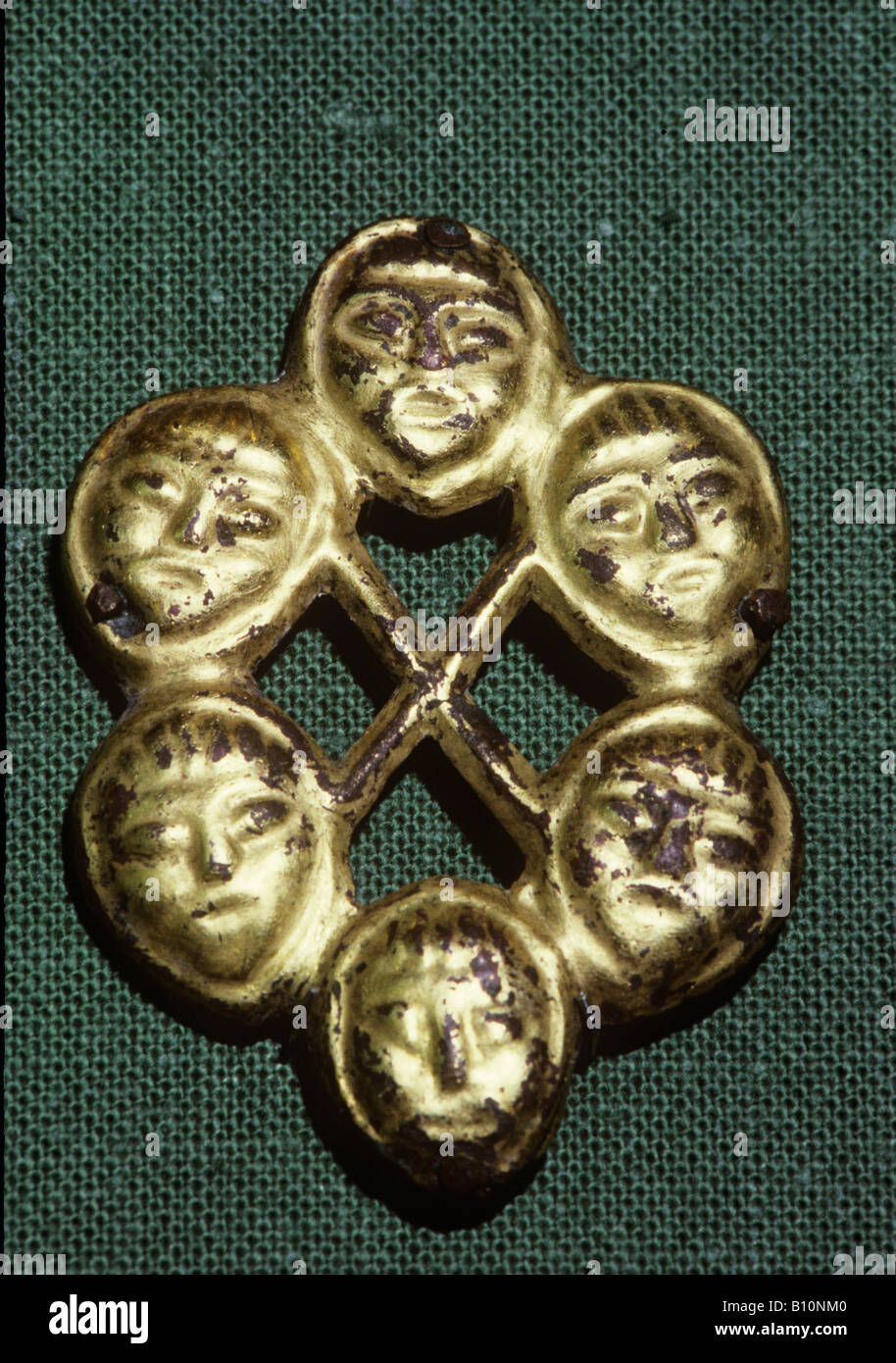 In bronzo dorato di openwork mount di un cavallo imbracatura con in rilievo sei volti umani . 8C . Fine periodo Avar . Nitra. Trovato presso la sepoltura a Žitavská Tôň, Slovacchia. Foto Stock