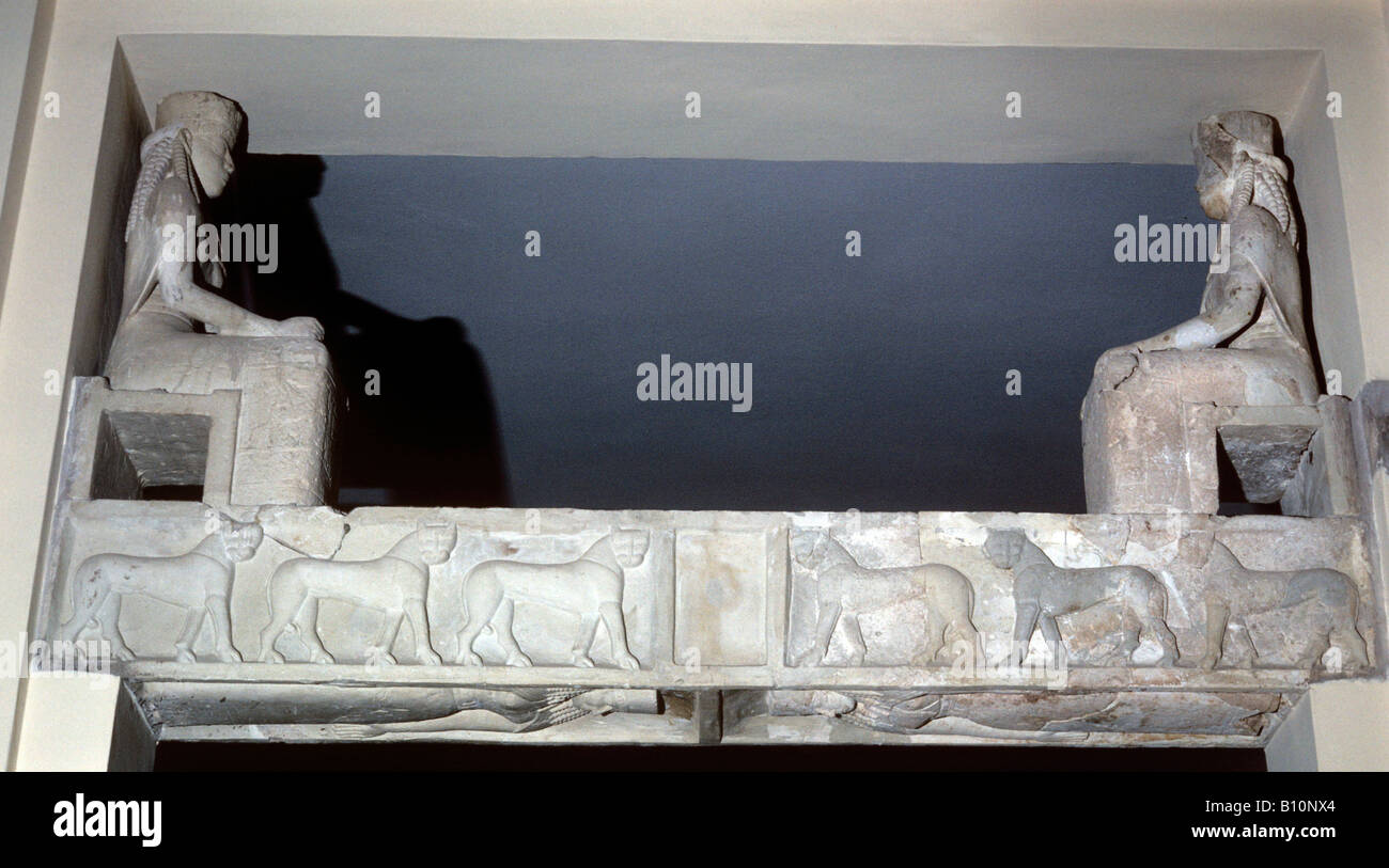 Architrave di Rhea dea degli animali. Tempio di Prinias. Creta. Vi secolo A.C. La Grecia Foto Stock