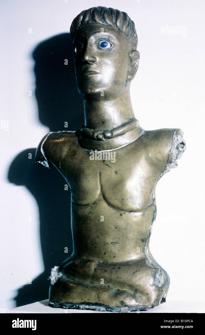 Celtic La Tene 111 figura in bronzo di un Dio in una postura accovacciata. Indossa un torc ha occhio di vetro Foto Stock