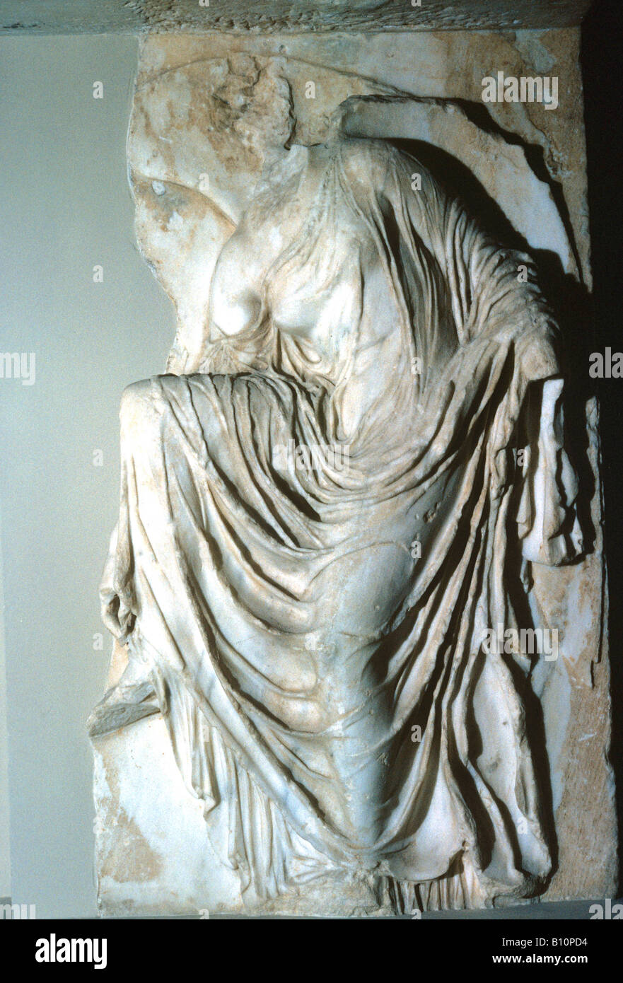 Nike rimuovendo il suo sandalo dalla balaustra del tempio di Athena V sec. a.c. Grecia antica Foto Stock
