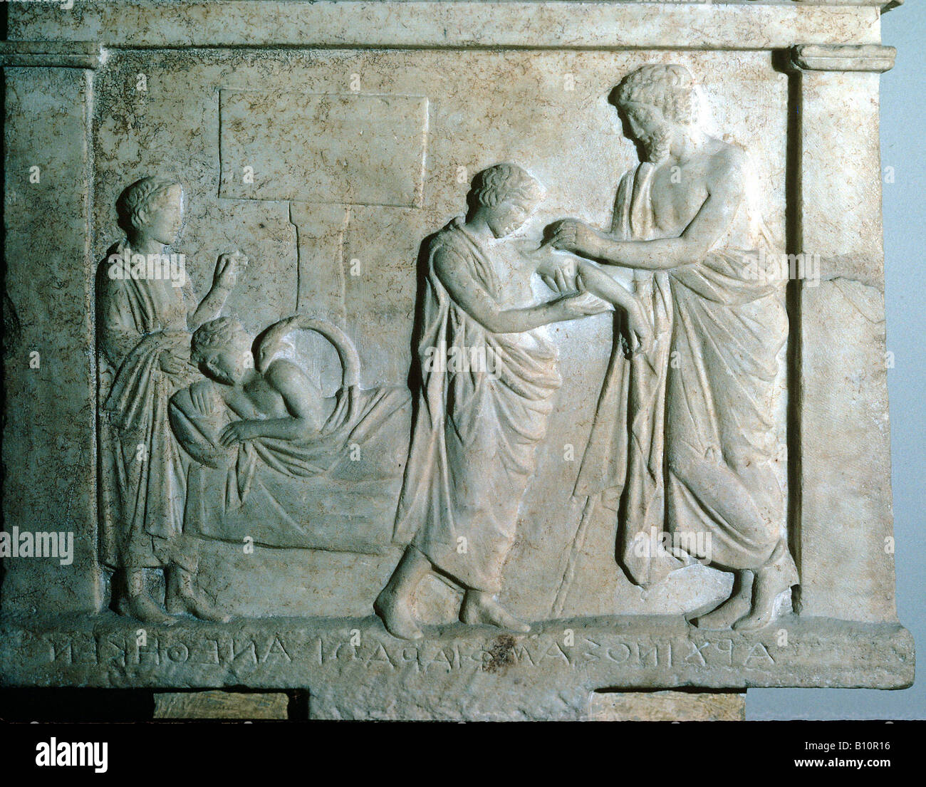 Esculapio con snake personale 2 pazienti di fronte 2 figli dietro il IV sec. a.c. la Grecia Foto Stock