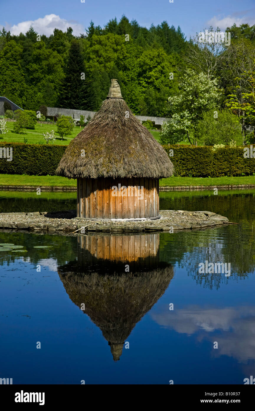 Di forma conica bird-house su stagno, Hercules giardino, Castello di Blair, Perthshire, Regno Unito, Scozia, Europa Foto Stock