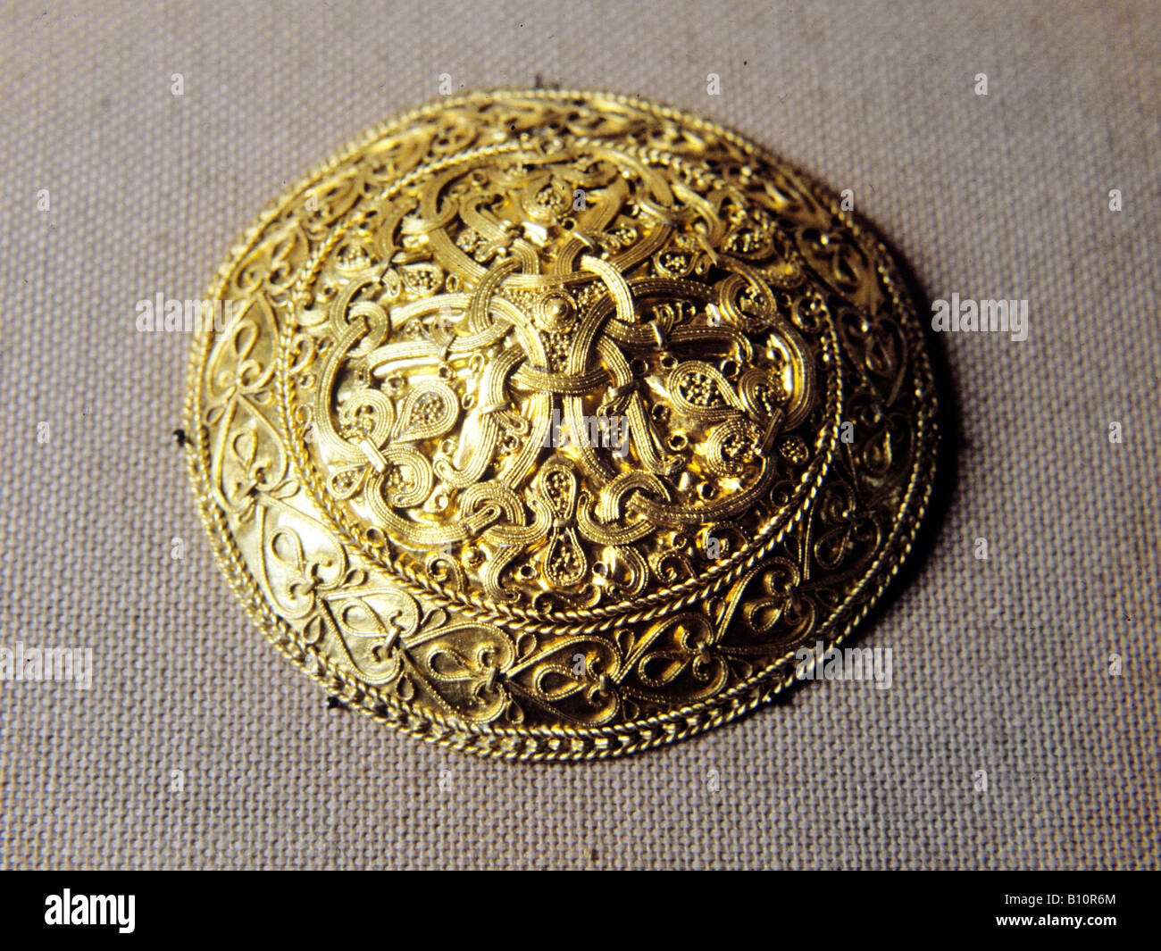 Viking gold disk spilla. Hornelund, Danimarca Foto Stock