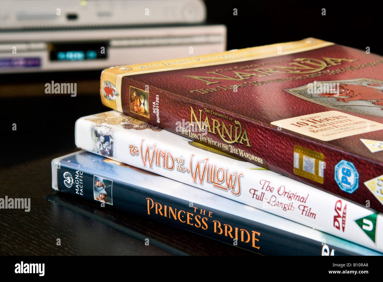 Film della famiglia su una tabella con un lettore di DVD in background Foto Stock