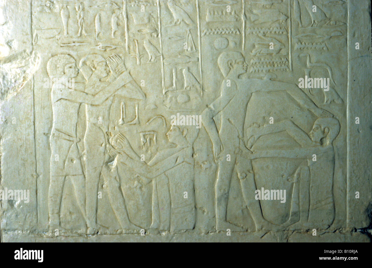 Sollievo che mostra la circoncisione rituale. Mastaba di Ankh-Ma-Hor. Saqqara. Sesta dinastia. 2350-2200 A.C. L'Egitto. Foto Stock
