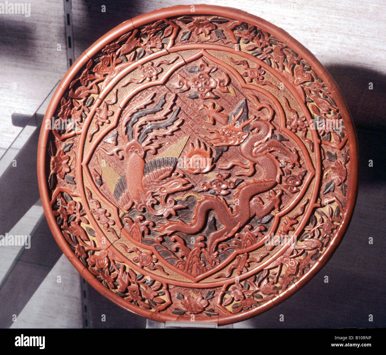 Piatto laccato. Drago Cinese,Phoenix e motivi floreali. La dinastia Ming del XV secolo. Cina Foto Stock