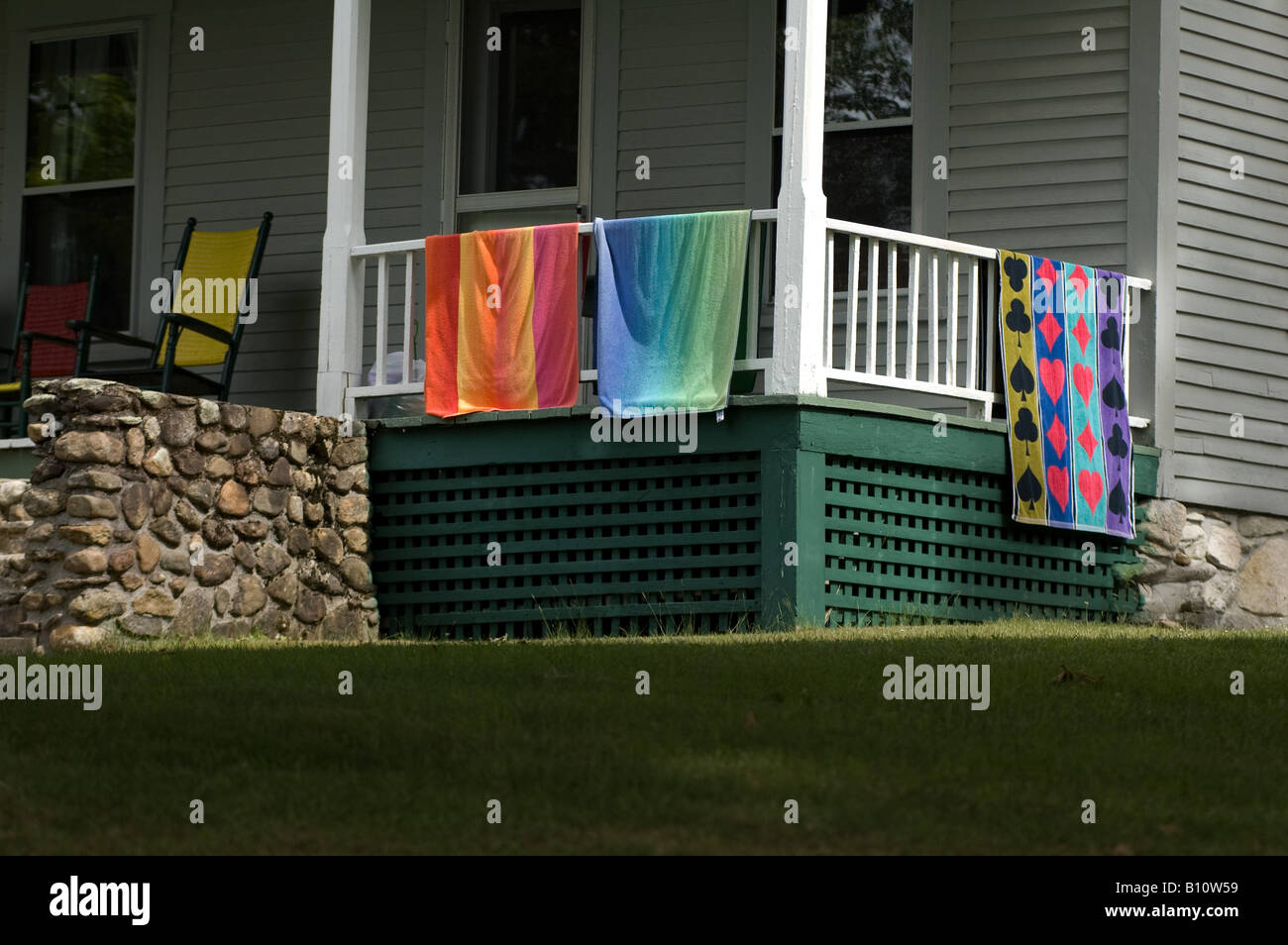 Casa vacanza portico con grande e colorata asciugamani da spiaggia appendere fuori ad asciugare Foto Stock