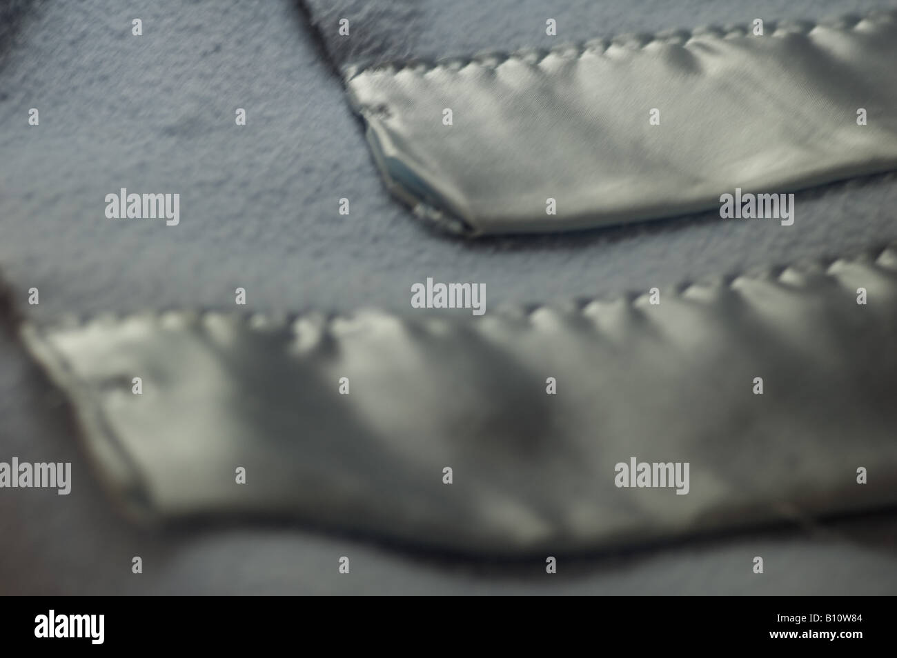 In prossimità del bordo dei coperta del letto Foto Stock