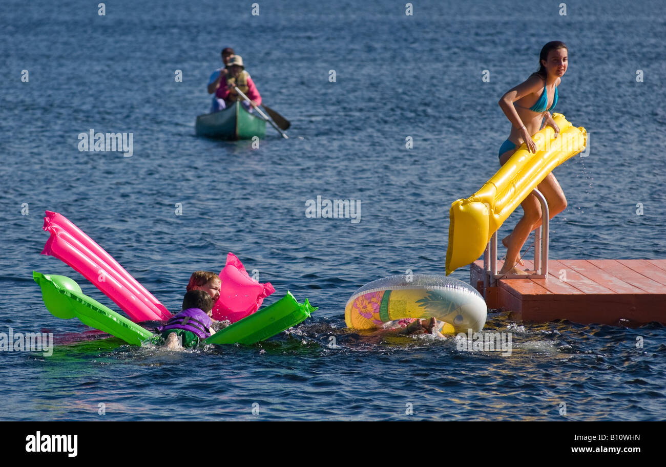 Nuotatori boating floating dock gommoni colorati Foto Stock