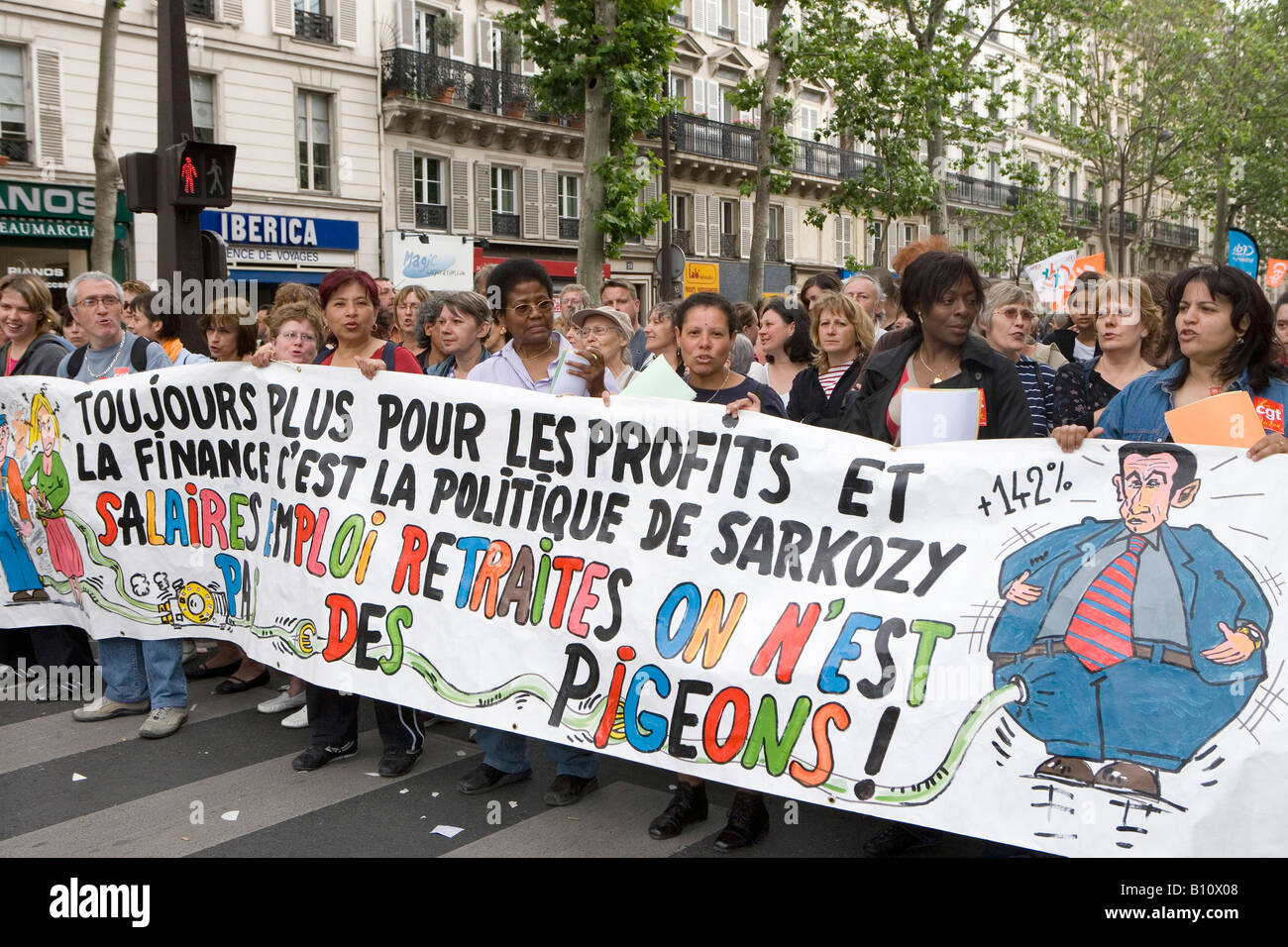 Manifestazione a Parigi contro l'ingiusto la politica sociale e la riforma del sistema pensionistico di Nicolas Sarkozy Foto Stock