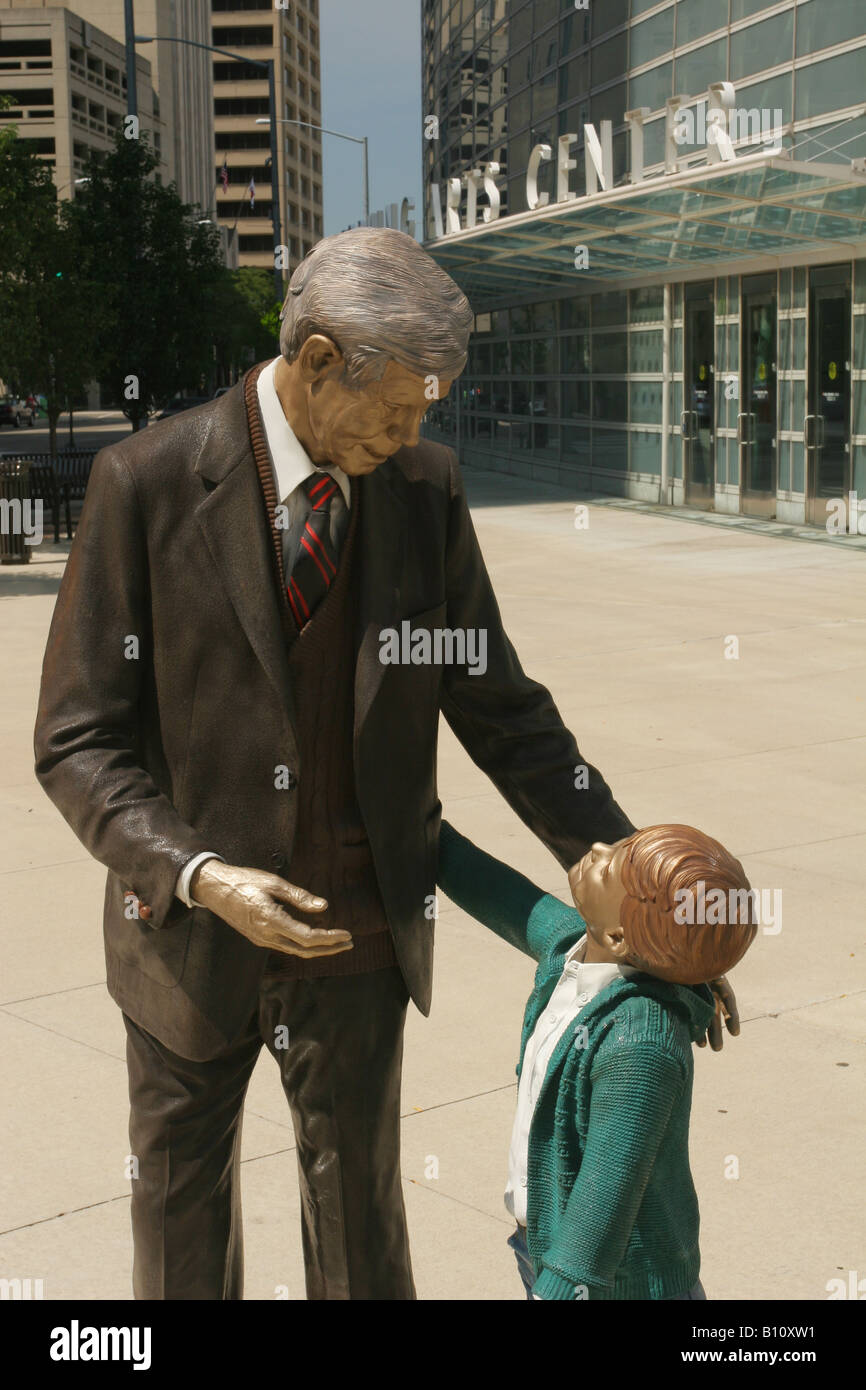 La scultura chiamato Domenica a piedi da J Seward Johnson Jr sul display di Dayton, Ohio Foto Stock