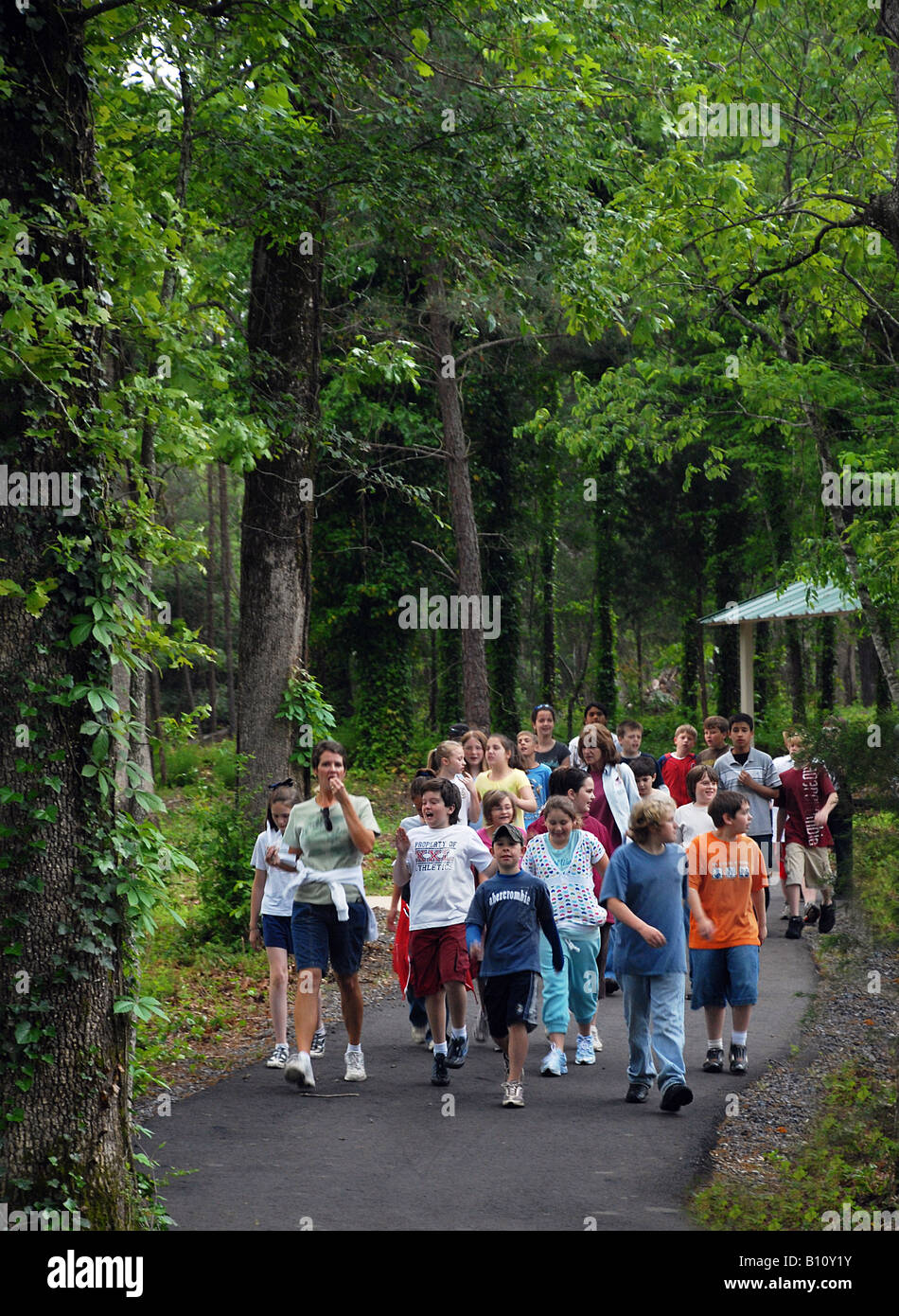 A scuola i bambini frequentano Arbor Day celebrazione. imparano circa gli alberi delle foreste la fauna selvatica e di riciclaggio con le mani su mostre. Foto Stock